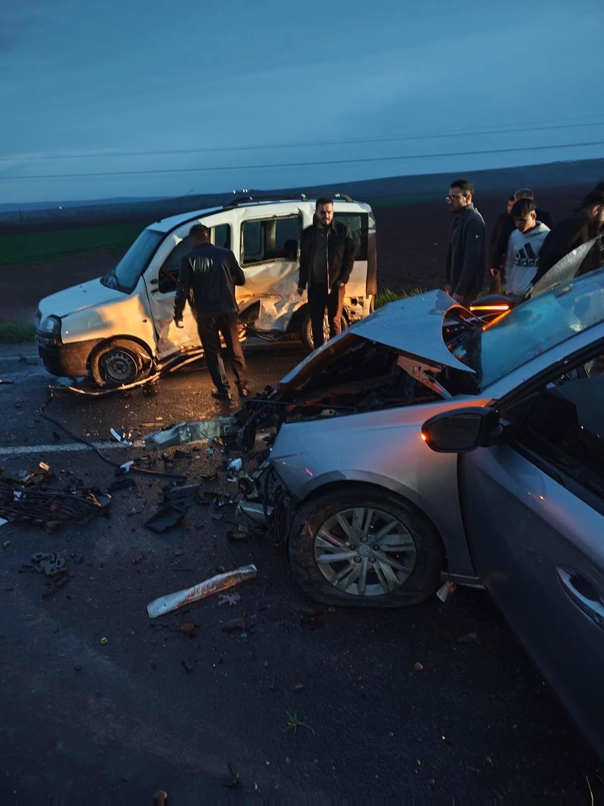 Otomobil ile hafif ticari aracın çarpıştığı kaza kamerada: 1'i ağır 4 yaralı