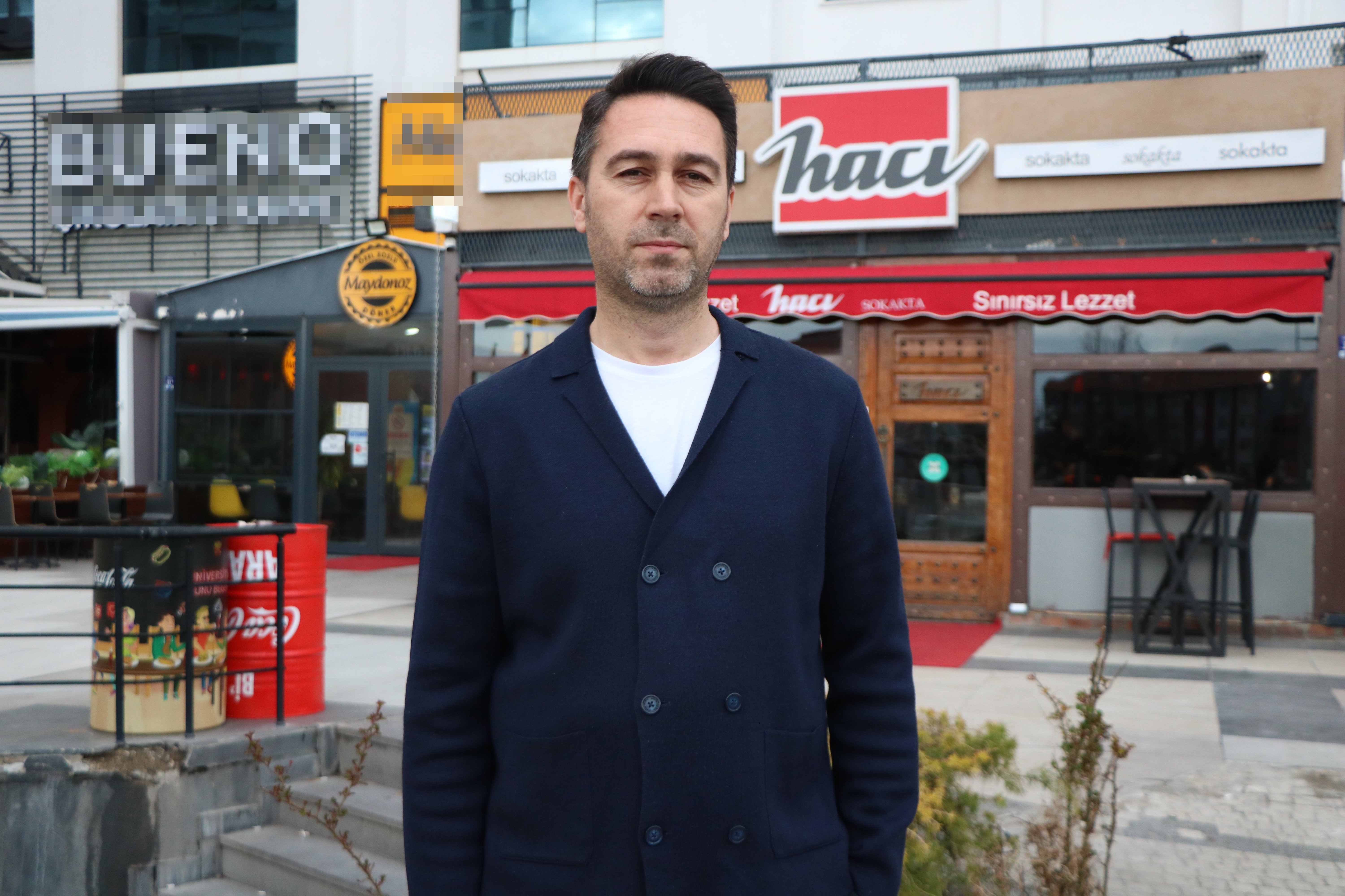 Restoran sahibi, nefes borusuna yiyecek kaçan bebeği Heimlich manevrasıyla kurtardı