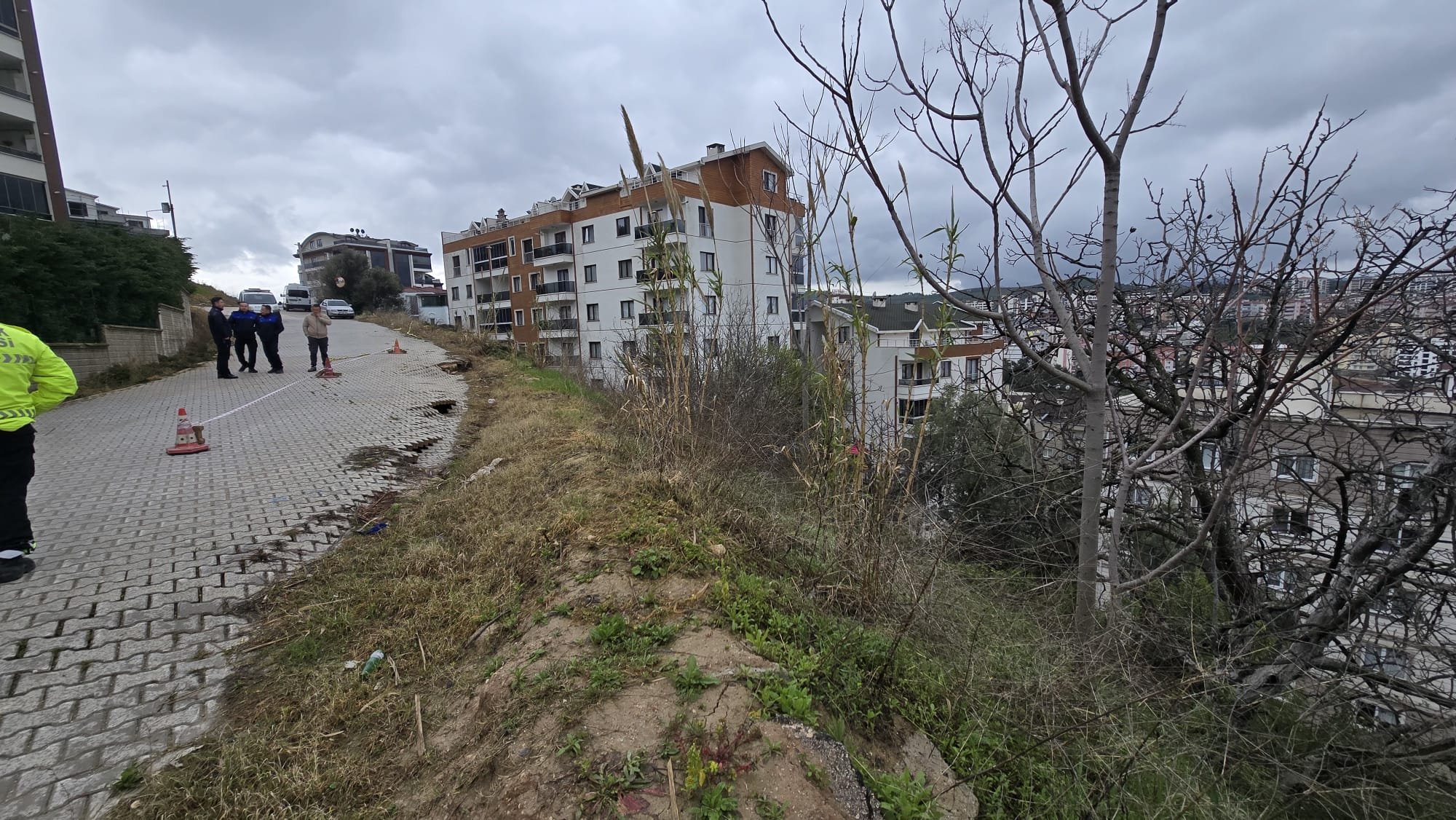 Sağanak sonrası yoldaki çökme, tedirginliğe neden oldu
