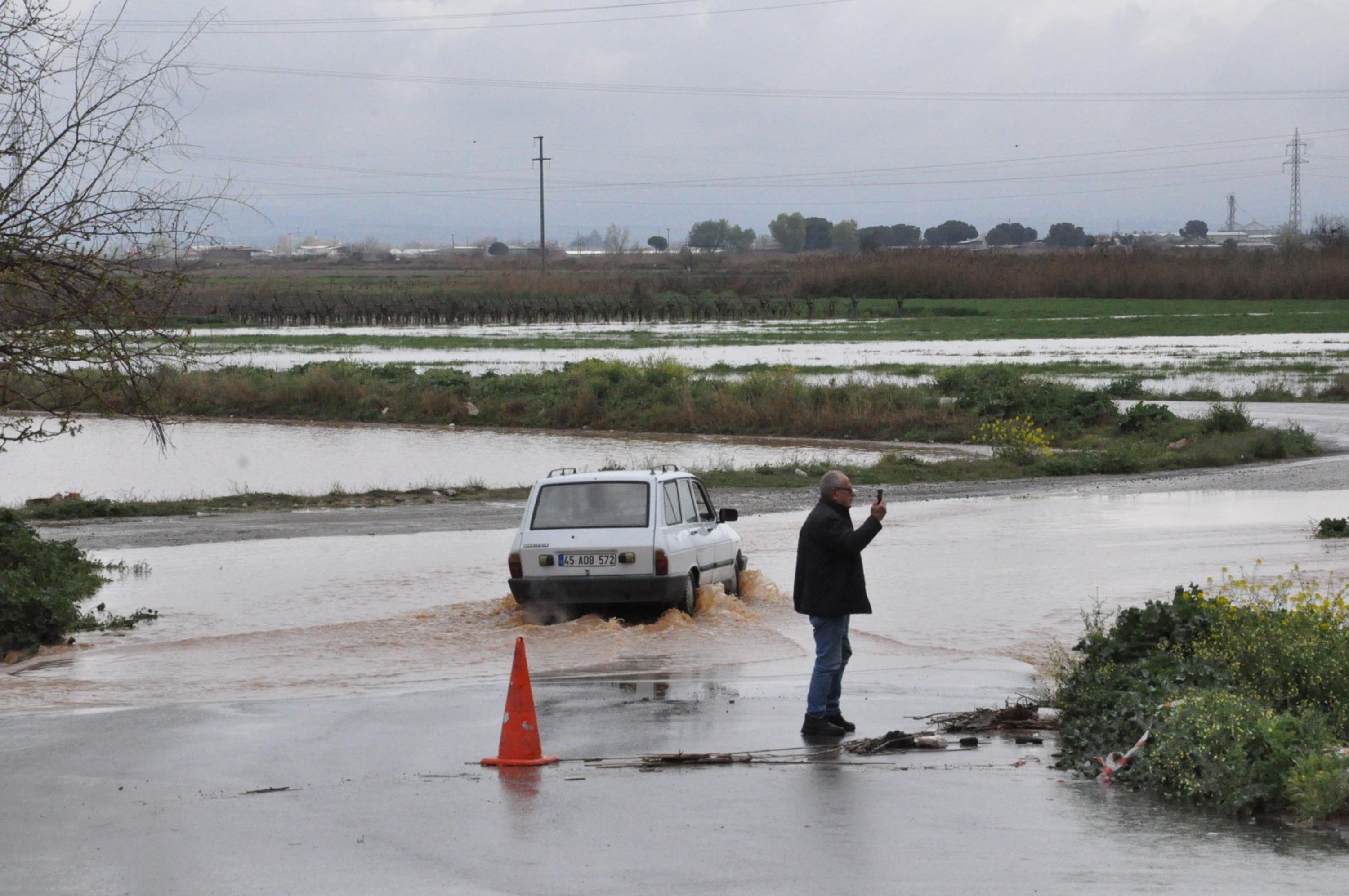 Salihli'de dereler taştı, tarım arazileri su altında kaldı