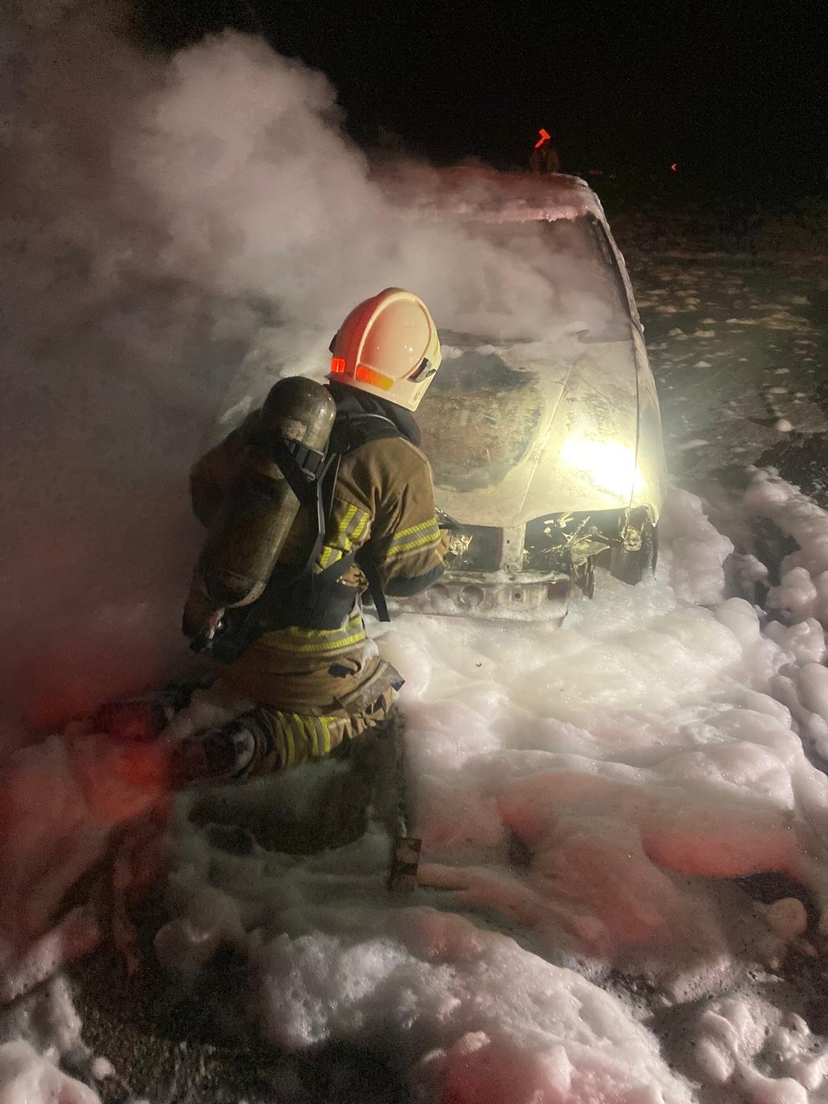 Seyir halindeyken alev alan otomobil yandı