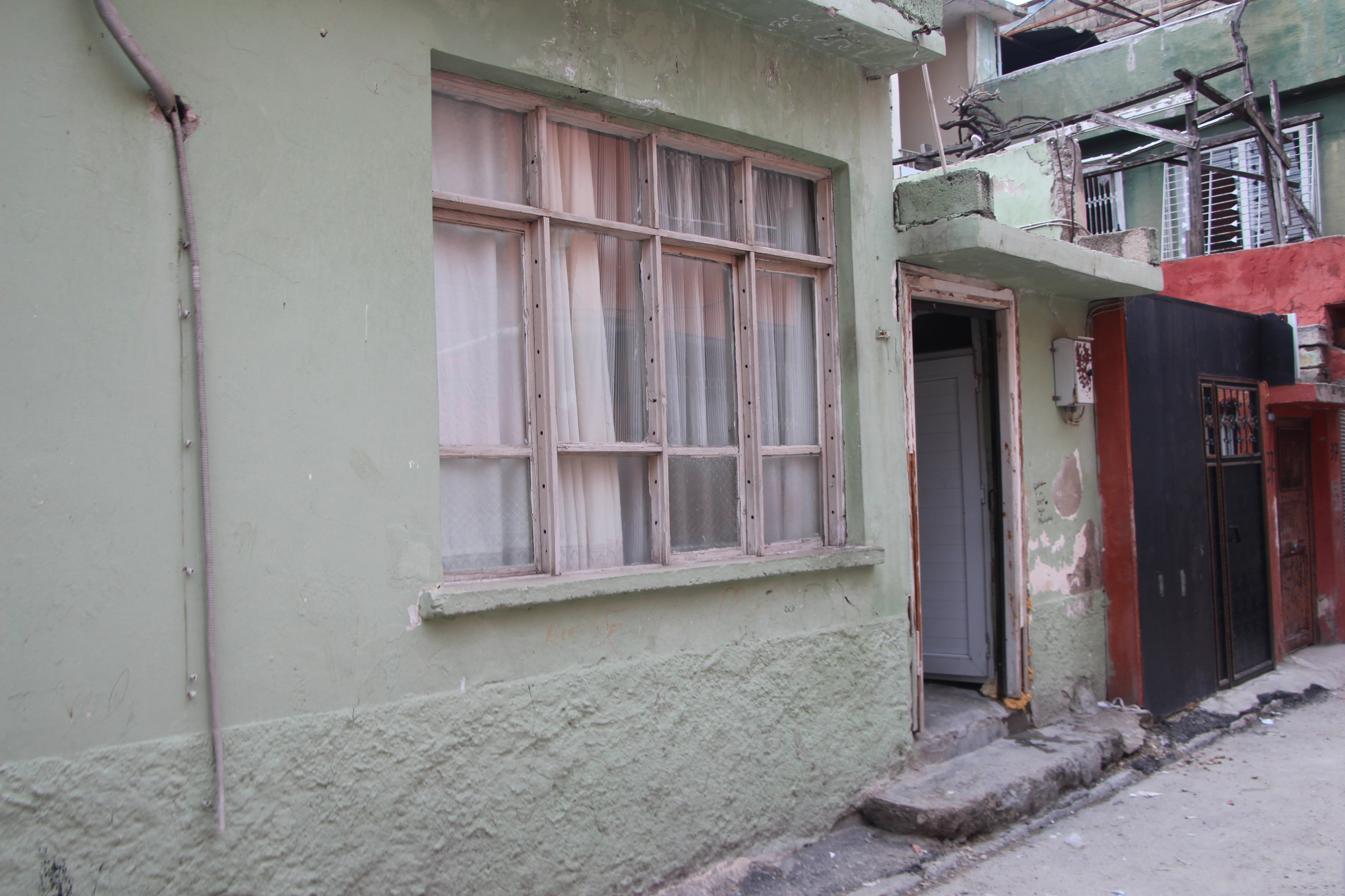 Silikon maskeli saldırganlar zorla girdikleri evde kurşun yağdırdı: Anne ve oğlu yaralandı