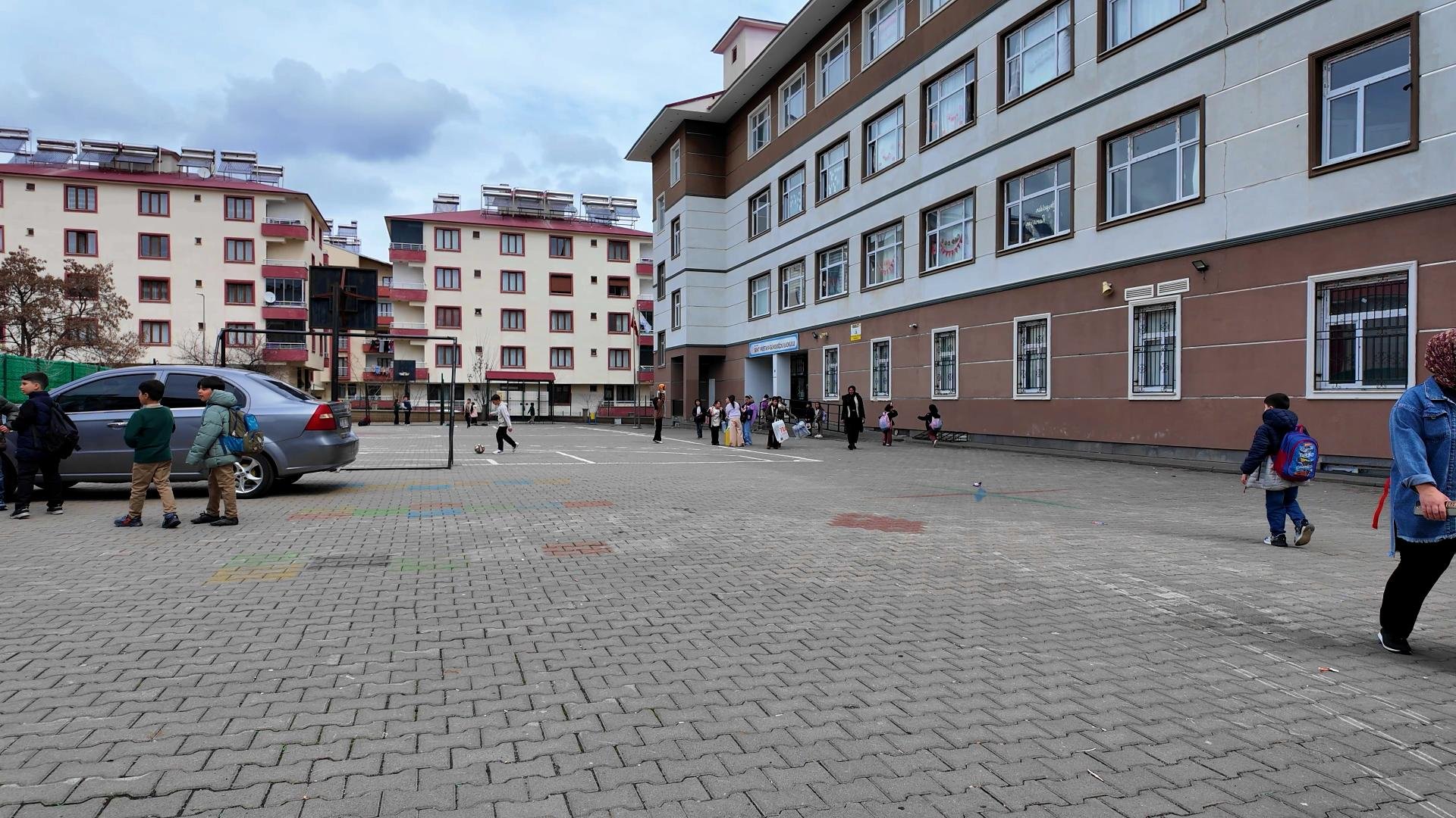 Sınıfta sıkılan spreyden etkilenen 6 öğrenci hastaneye kaldırıldı