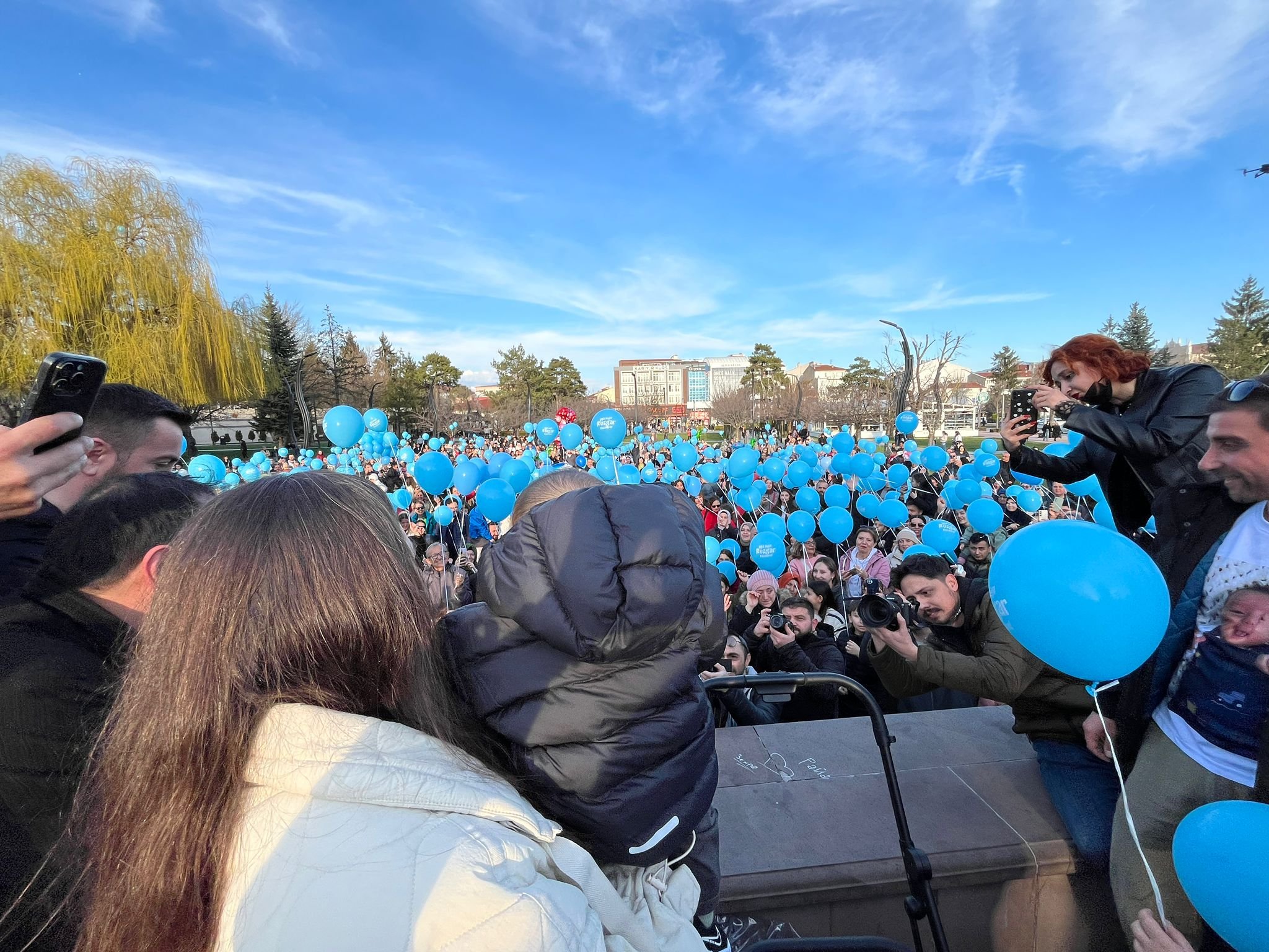 SMA Tip-2 hastası Rüzgar bebek için yüzlerce mavi balon gökyüzüne bırakıldı