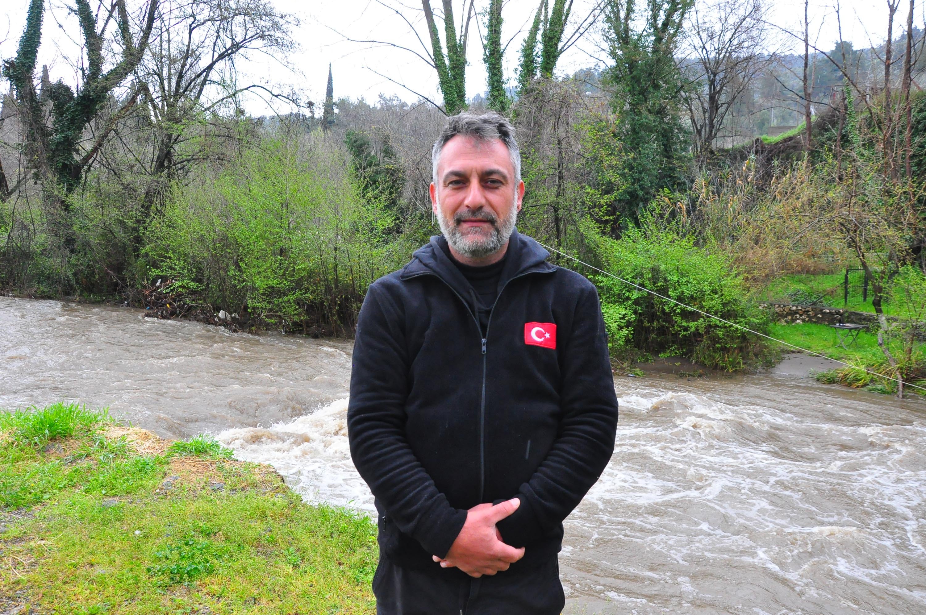 Sosyal medyada toplanan altın avcıları, yağışa rağmen İzmir'de derede altın aradı