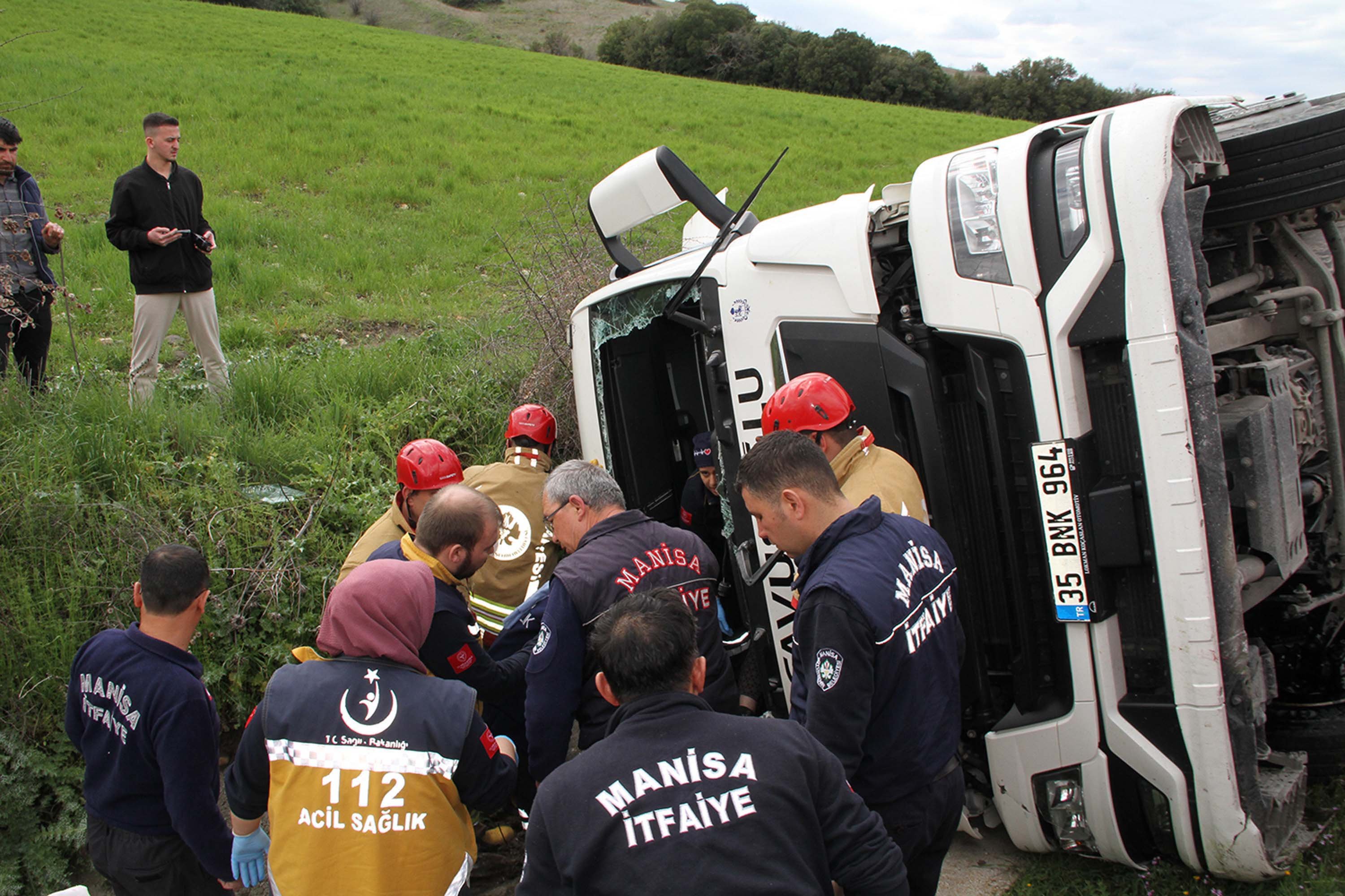 Tanker, yağmur suyu tahliye kanalına devrildi: 1'i ağır, 3 yaralı