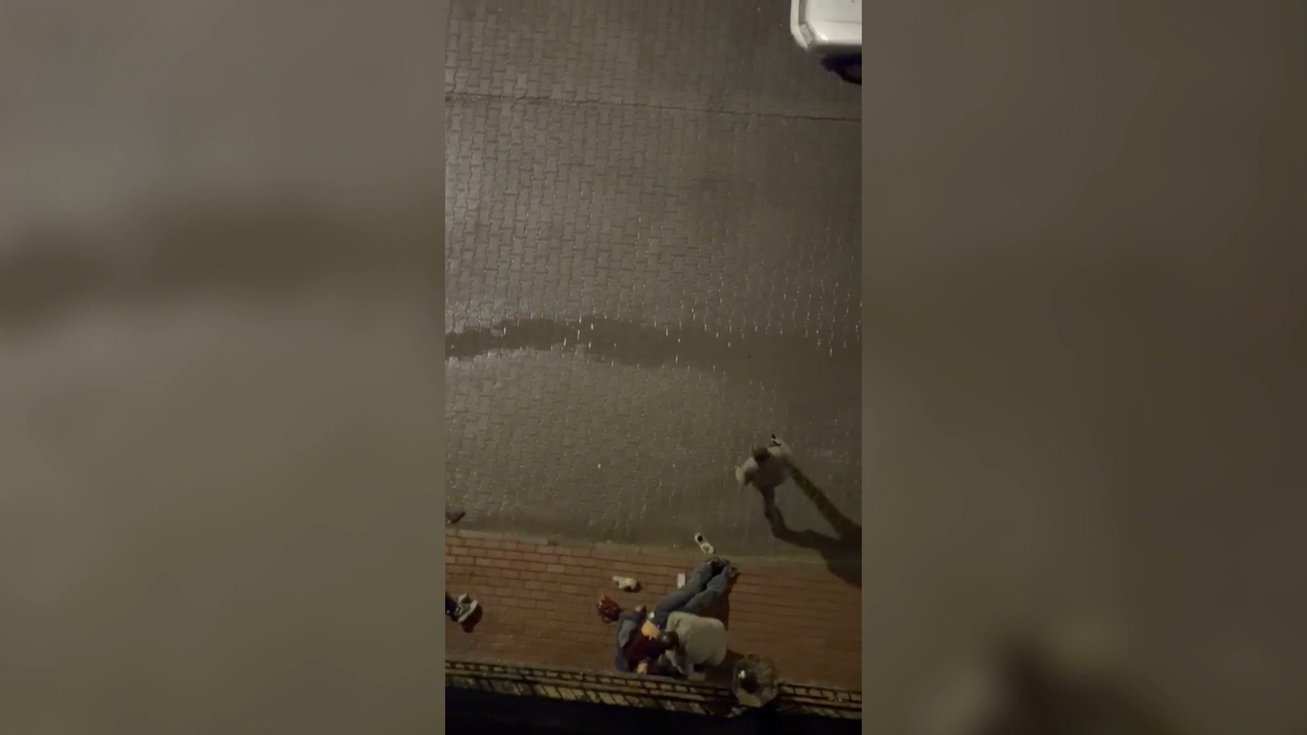 Tartıştığı kadını tabancayla ağır yaralayıp, intihar etti