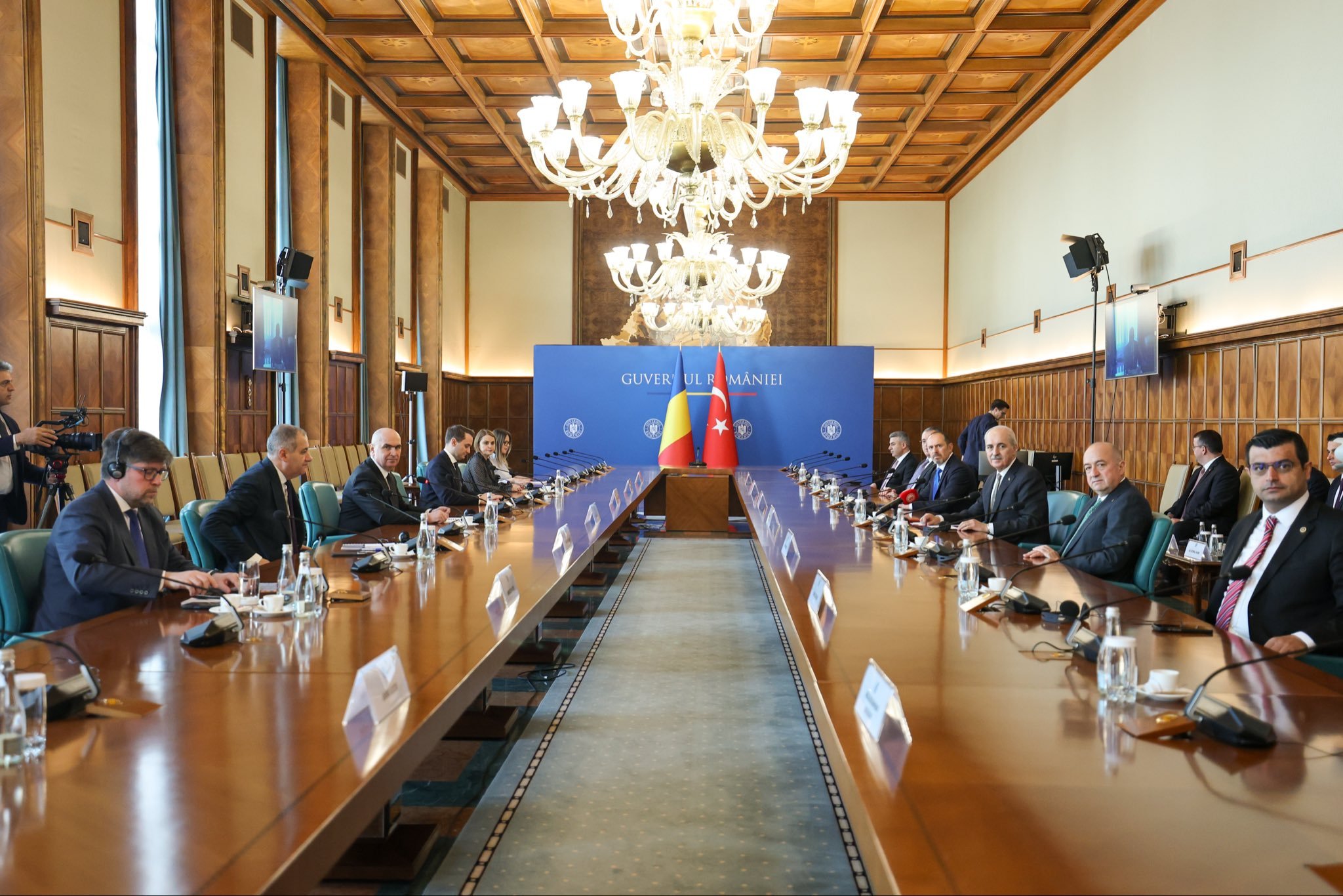TBMM Başkanı Kurtulmuş, Bükreş'te Romanya Başbakanı Bolojan ile görüştü