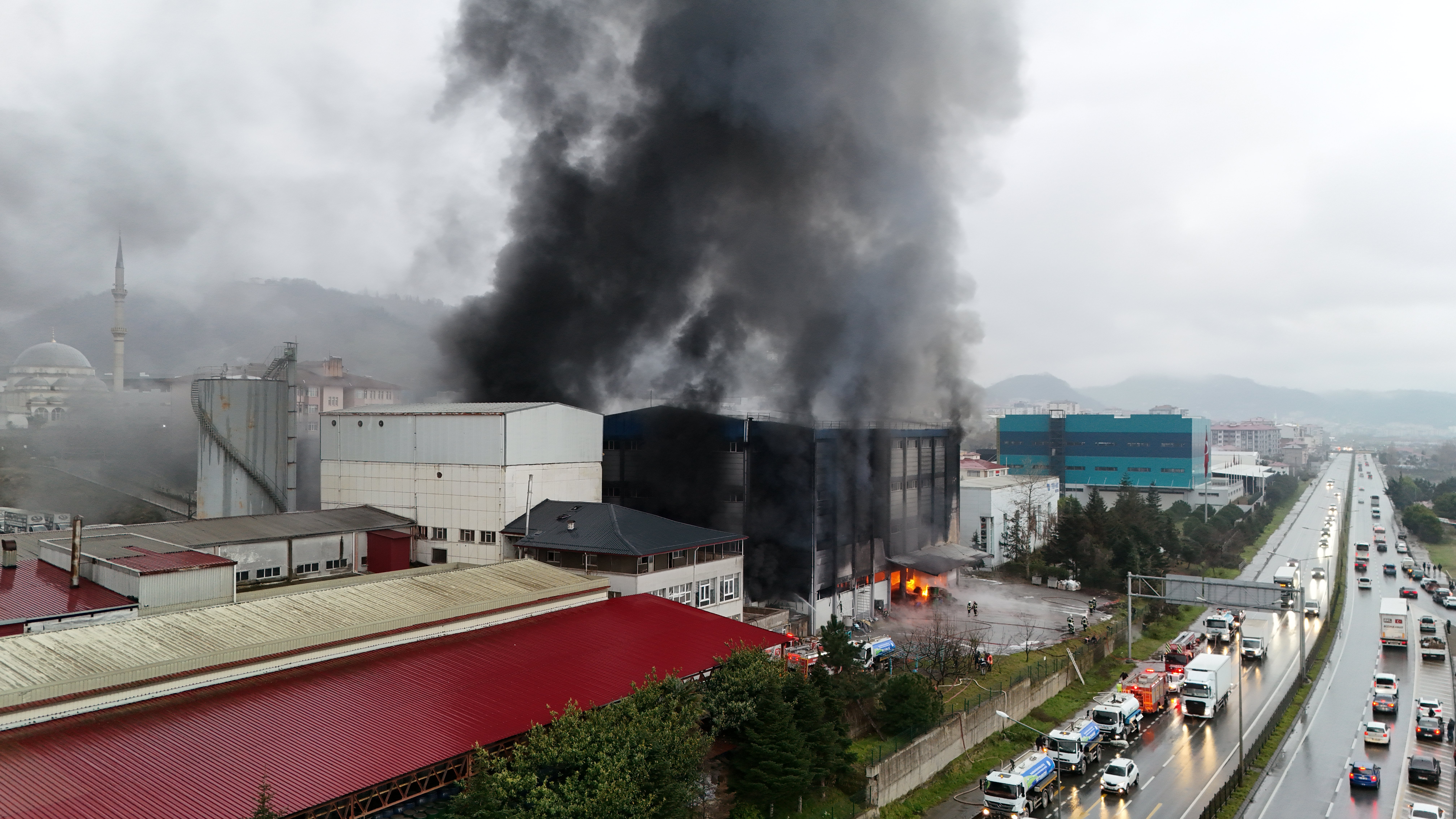 Trabzon'da fındık fabrikasında yangın (3)