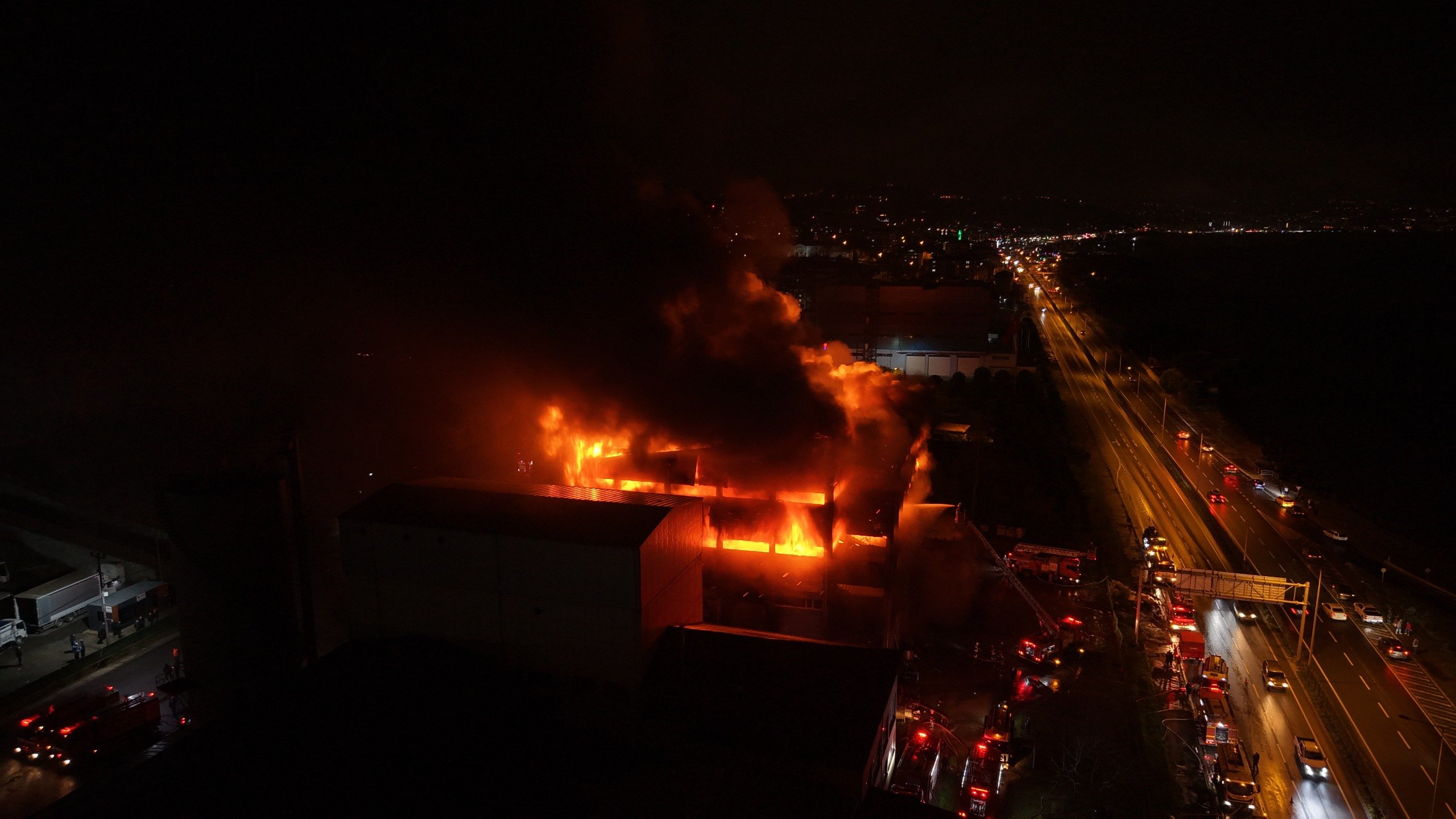 Trabzon'da yanan fındık fabrikasında hasar görüntülendi