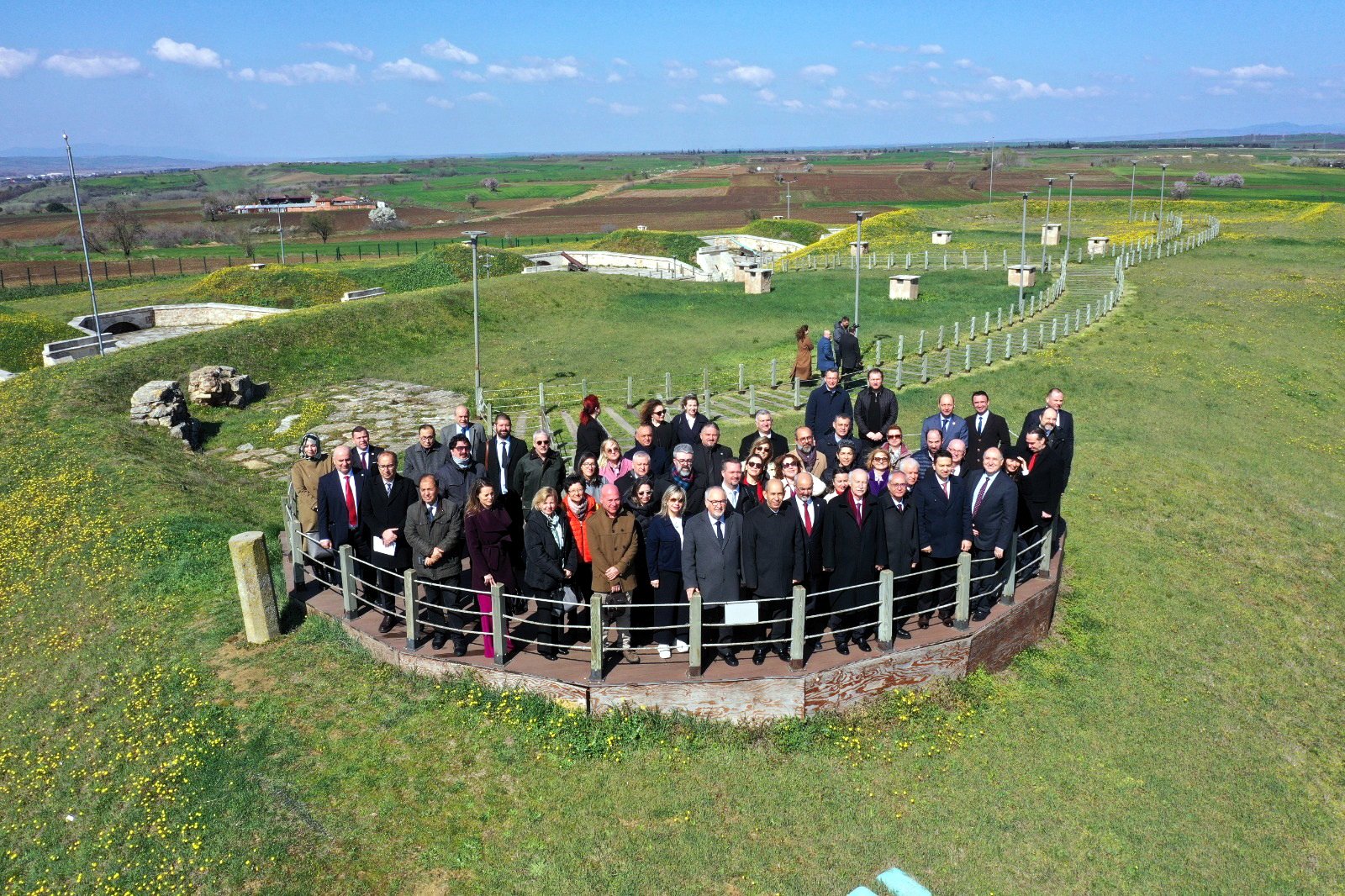 TÜ Senatosu'ndan Balkan Savaşları şehitlerine tabyada anma; kanlı sancağa karanfil bıraktılar