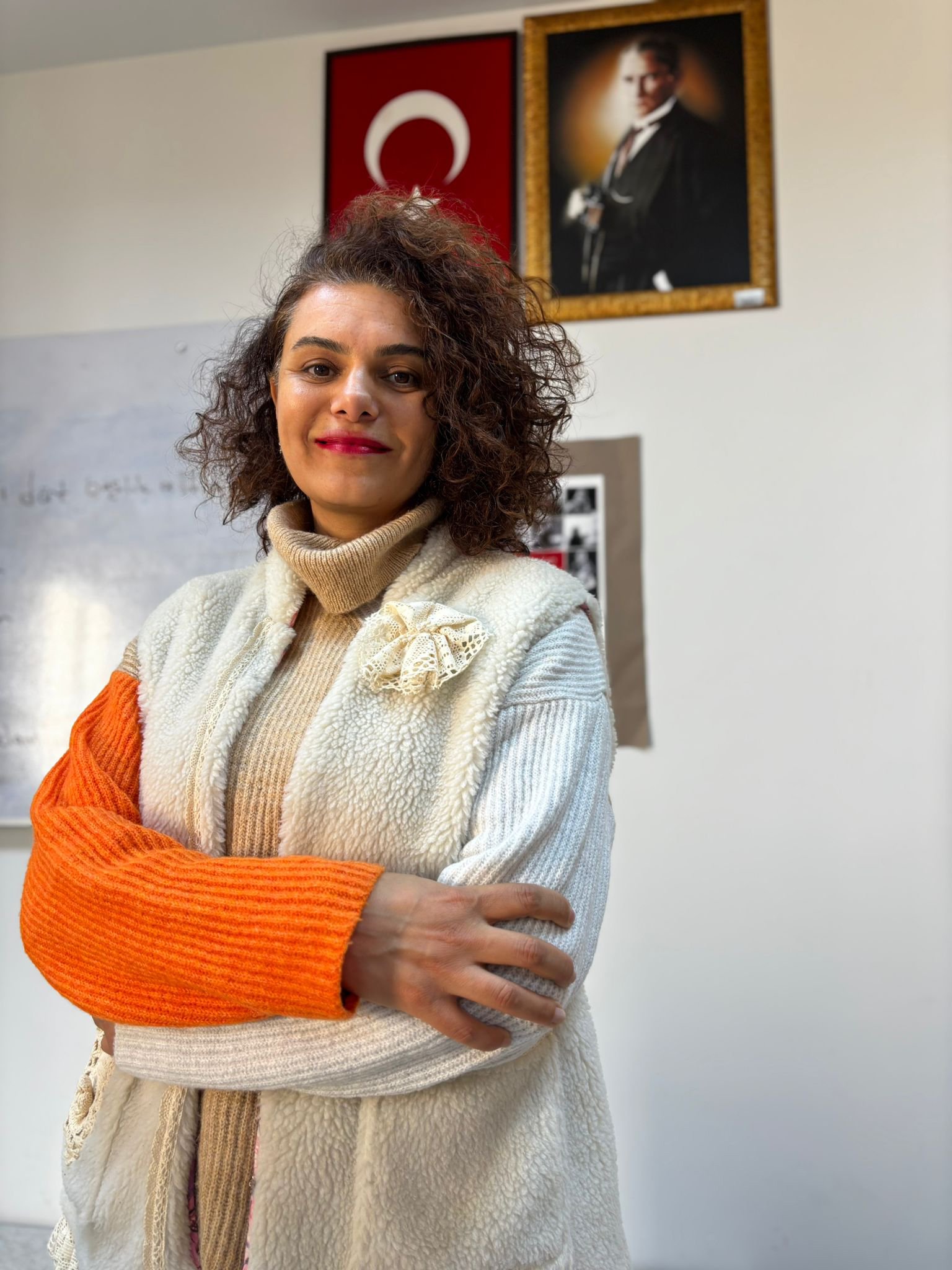 Üniversite öğrencileri ilkokulun kapılarını boyadı, kırık camlarını değiştirdi, kütüphane oluşturdu