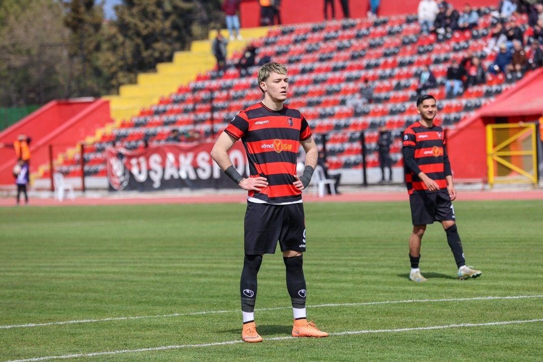 Uşakspor evinde yıkıldı