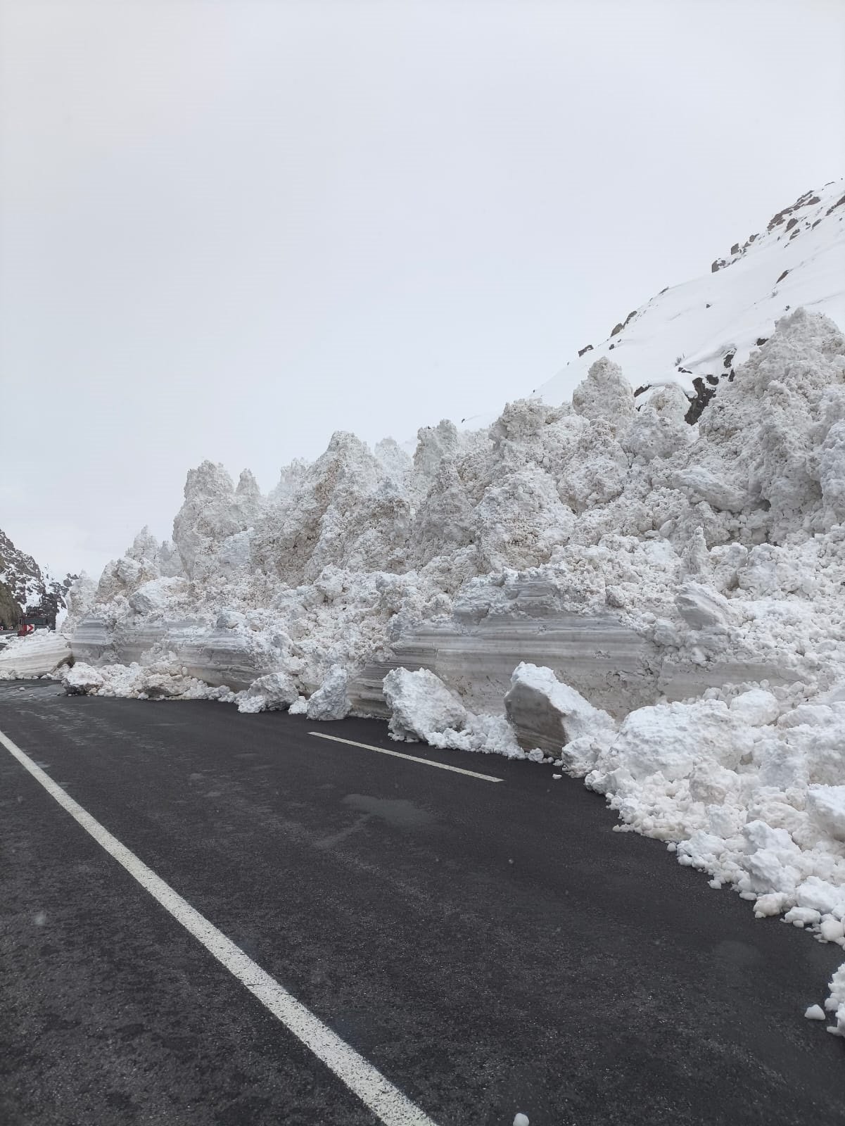 Van-Hakkari kara yoluna çığ düştü, araçlar mahsur kaldı