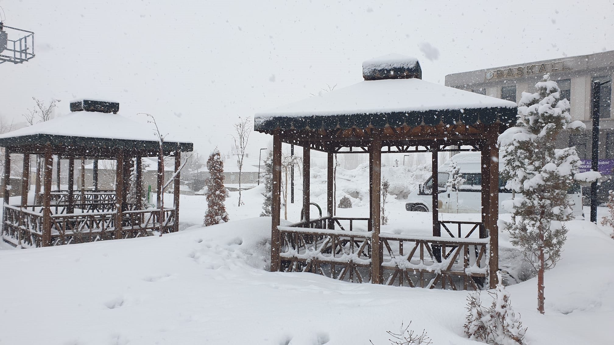 Van'da 34 yerleşim yeri kardan kapandı