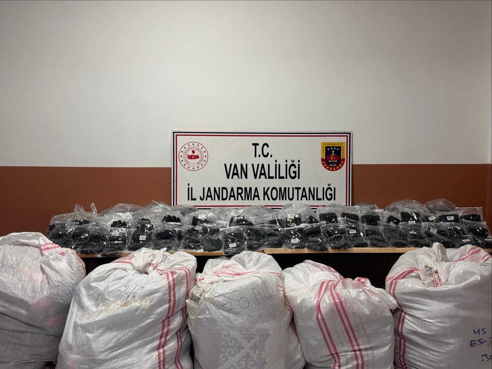 Van'da 5 milyon 800 bin TL'lik gümrük kaçağı eşya ele geçirildi