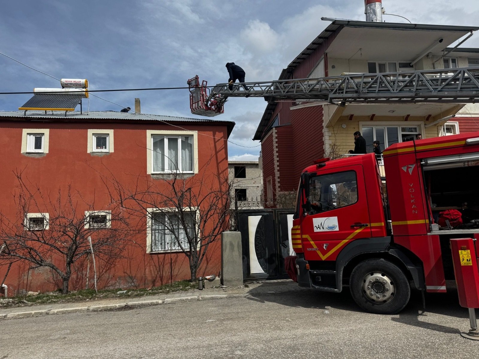 Van'da çatıda mahsur kalan yavru kedi kurtarıldı