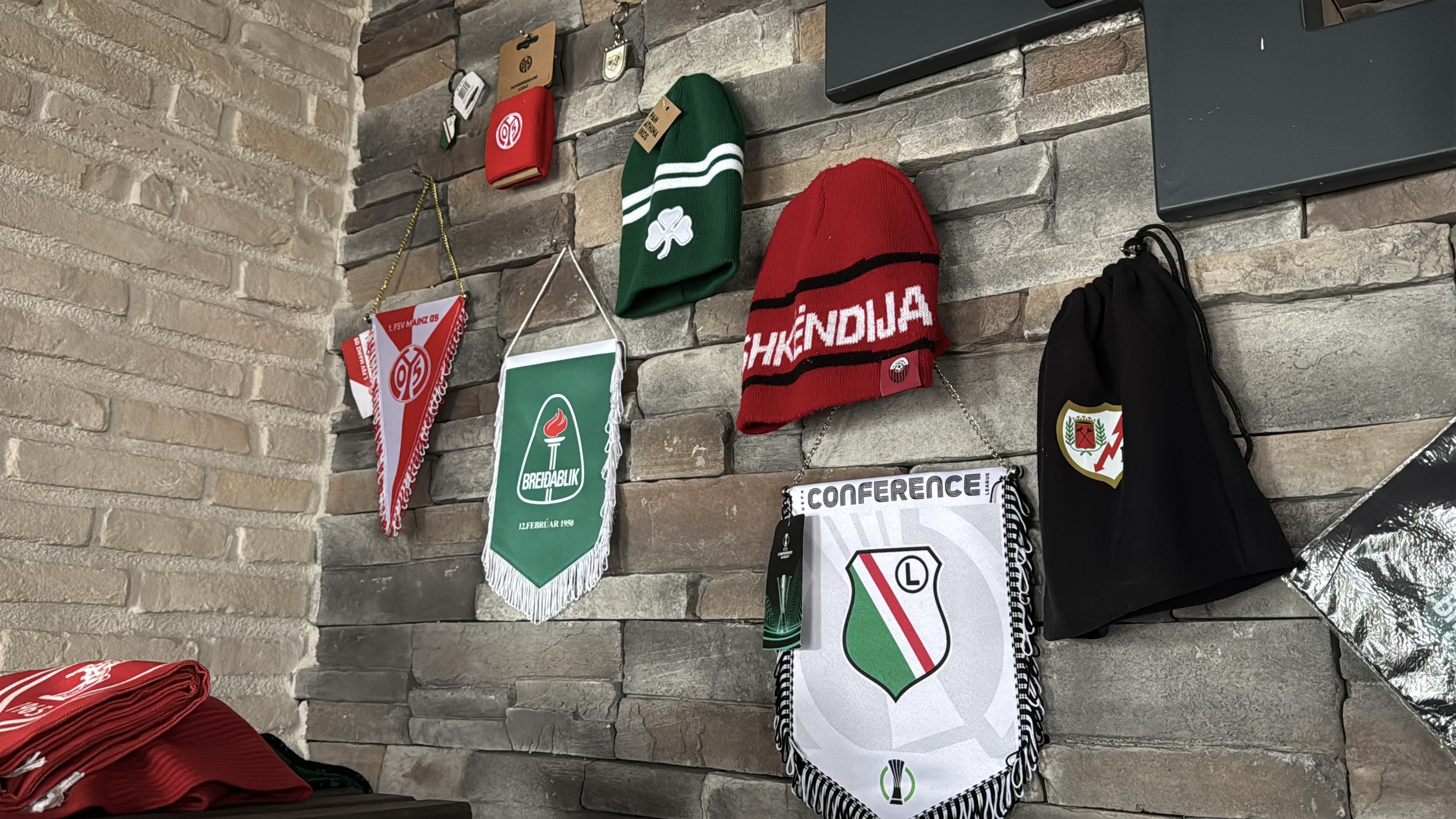 Yaptırdığı 55 metrekarelik bayrakla Samsunspor'un tüm Avrupa deplasmanlarına gitti