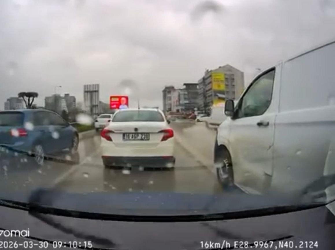 Yol vermek istemeyen sürücüyü darbetmeye çalıştılar; o anlar kamerada