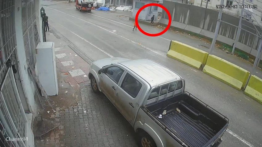 Yola fırlayan çocuk kazadan son anda kurtuldu