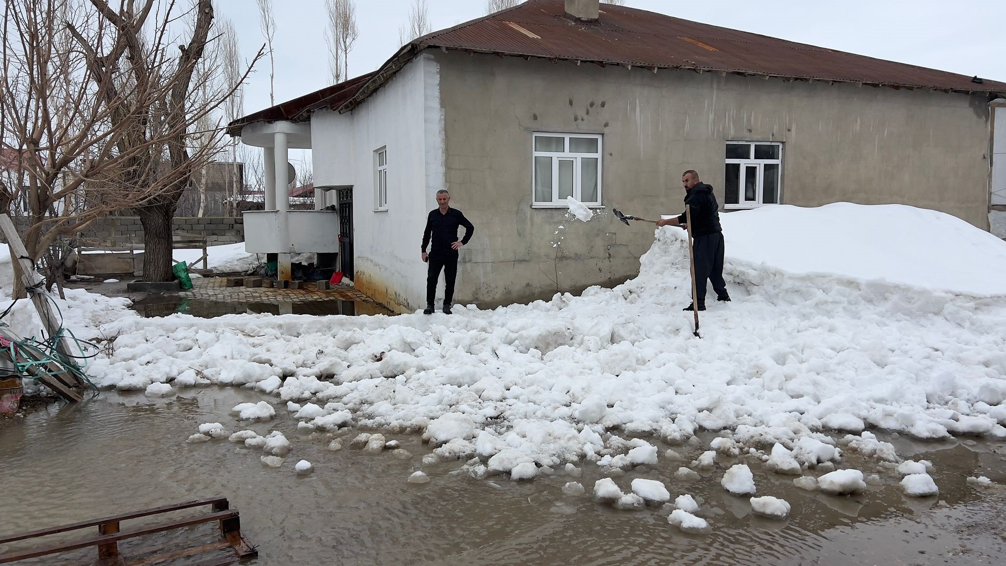 Yüksekova'da biriken kar eriyince evlerin bahçeleri su ile doldu