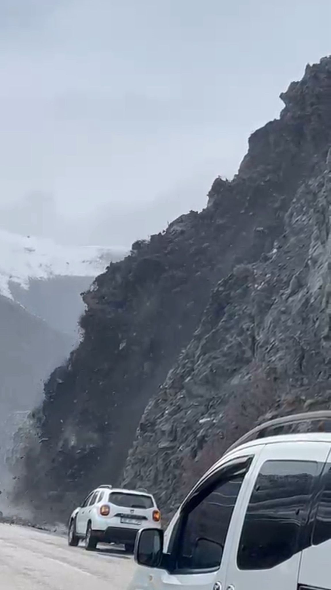 Yüksekova'da heyelan anları kamerada