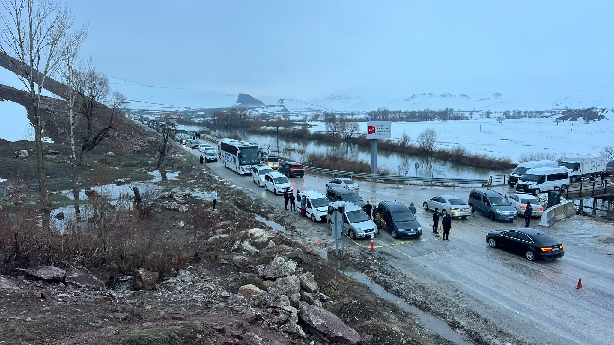 Yüksekova'da heyelan sonrası kapanan yol yeniden ulaşıma açıldı