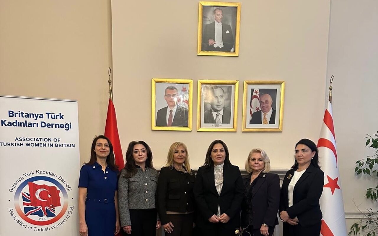 Ebru Beyazıt Özlem Bedeş Maviş Fuchs Aysan Mullahasan Atılgan Itır Sökmen Burcu Köstem