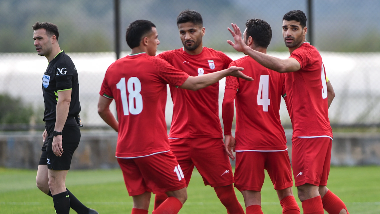 İran Milli Takımı sahaya öldürülen çocukların fotoğraflarıyla çıktı