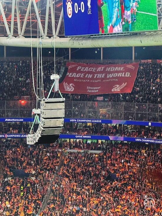 Liverpool Taraftarlarından Atatürk Pankartı