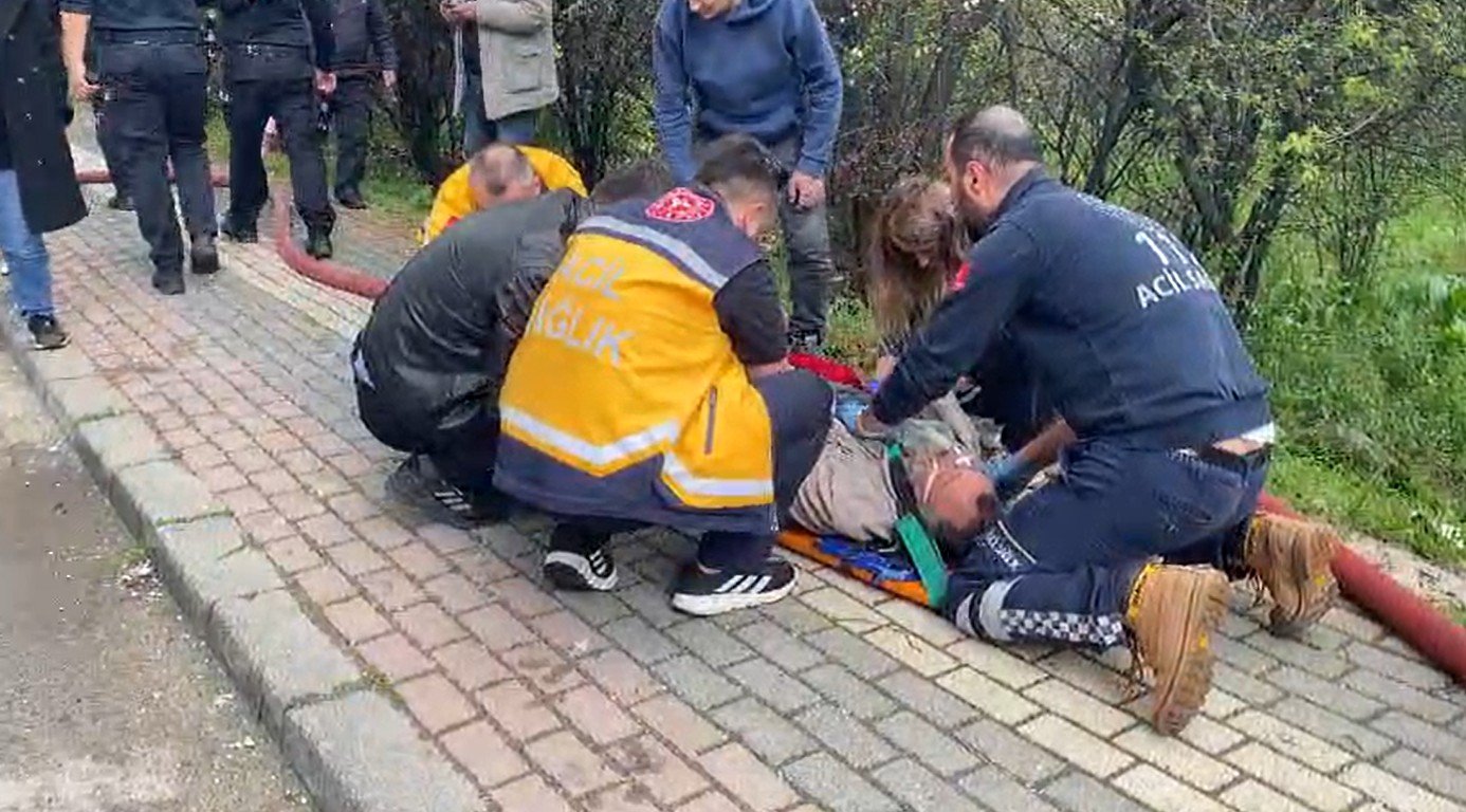 8 katlı apartmandaki yangında mahsur kalan 2 kişi kurtarıldı; o anlar kamerada / Ek fotoğraflar