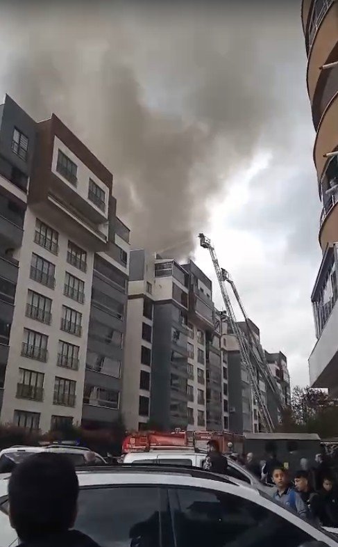 8 katlı apartmandaki yangında mahsur kalan 2 kişi kurtarıldı; o anlar kamerada