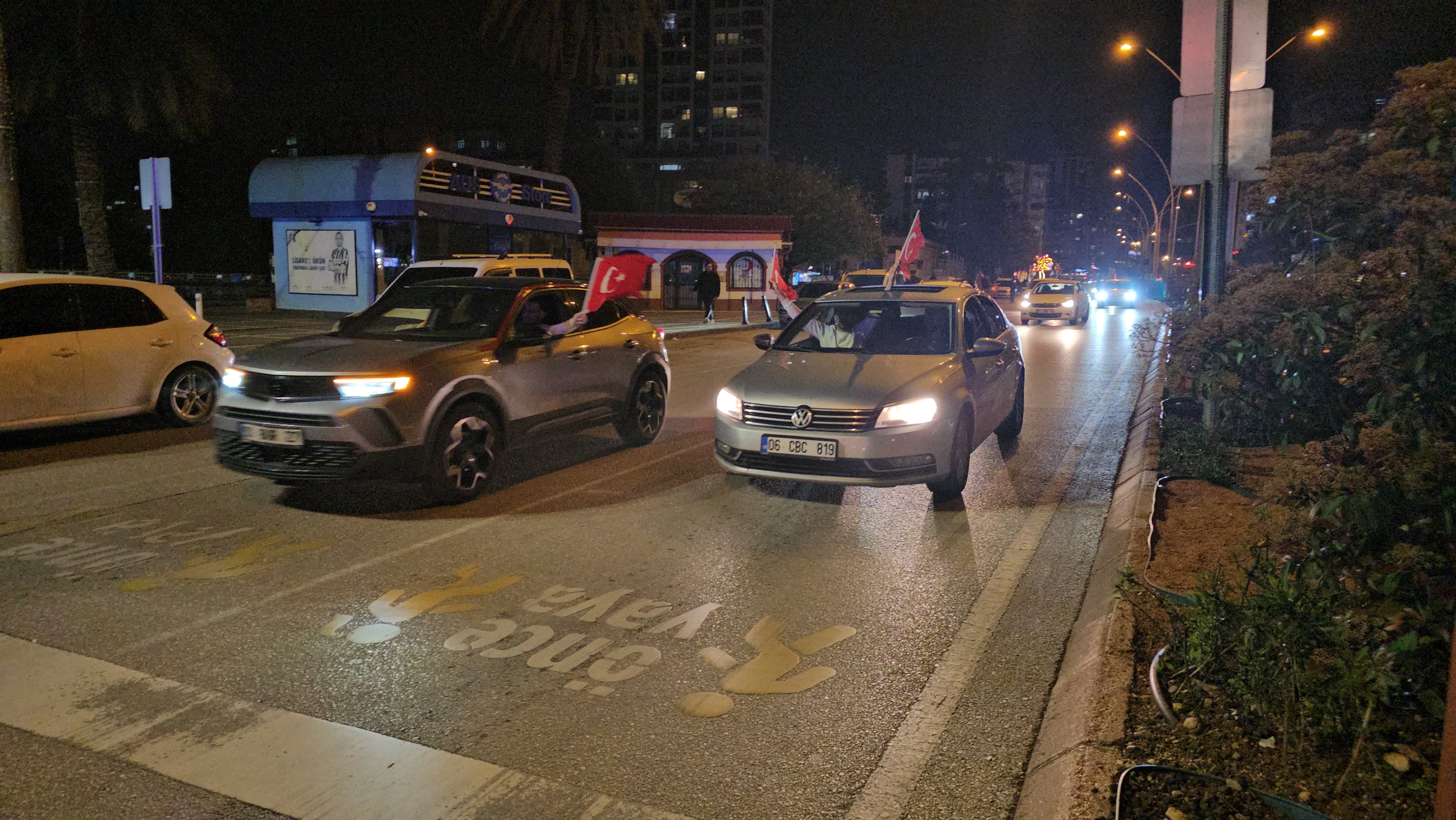 A Milli Futbol Takımı'nın Dünya Kupası'na katılması Adana'da kutlandı