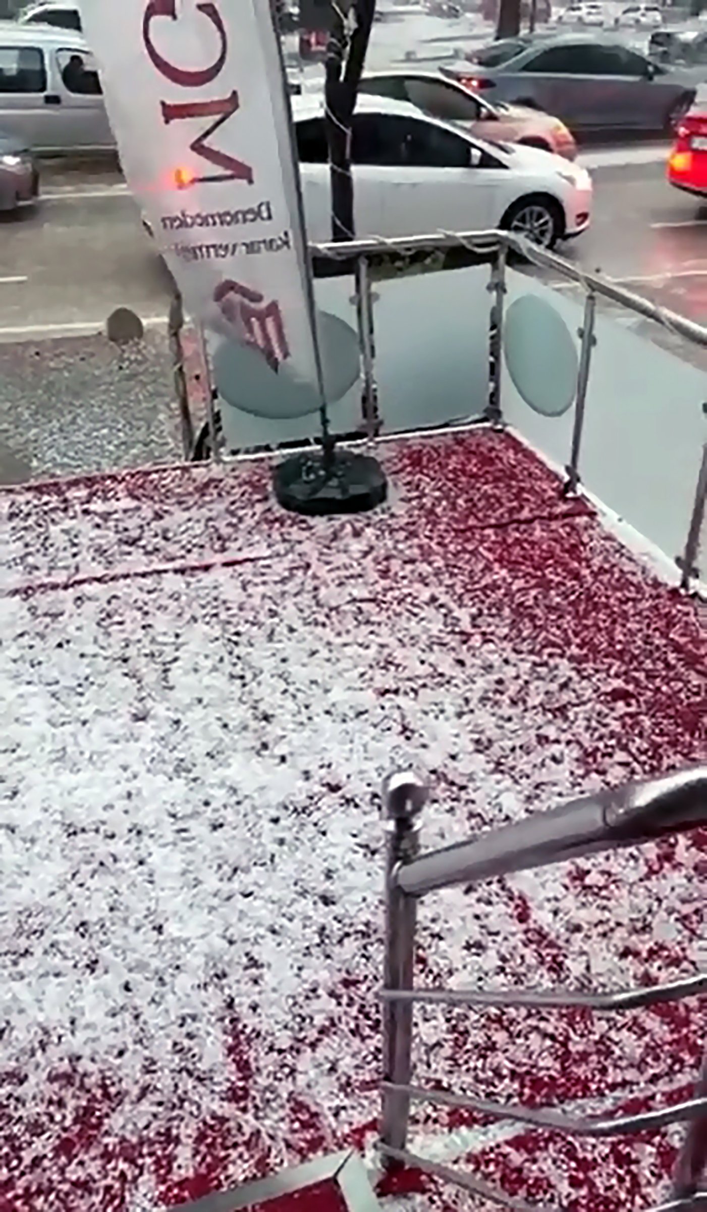 Adana'da sağanak ve dolu yağışı; cadde ve sokaklar beyaza büründü