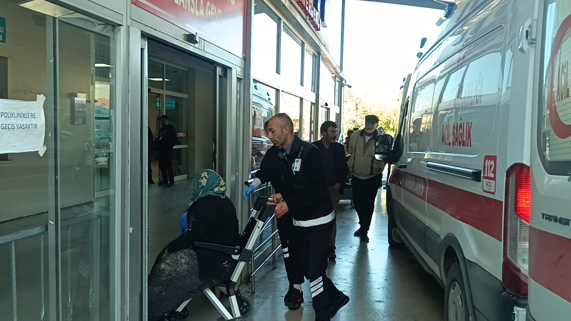 Adana'da tarım işçilerini taşıyan minibüs devrildi; 17 yaralı