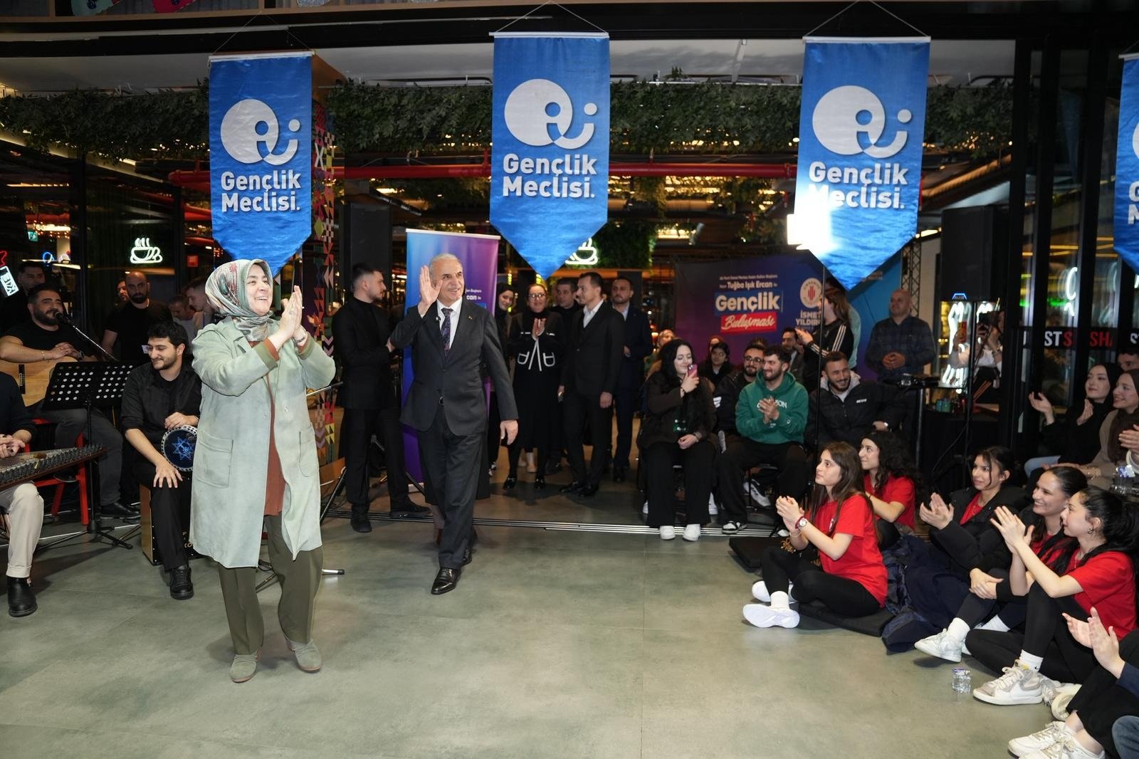 Ak Parti Genel Merkez Kadın Kolları Başkanı Ercan, Ümraniye'de gençlerle buluştu