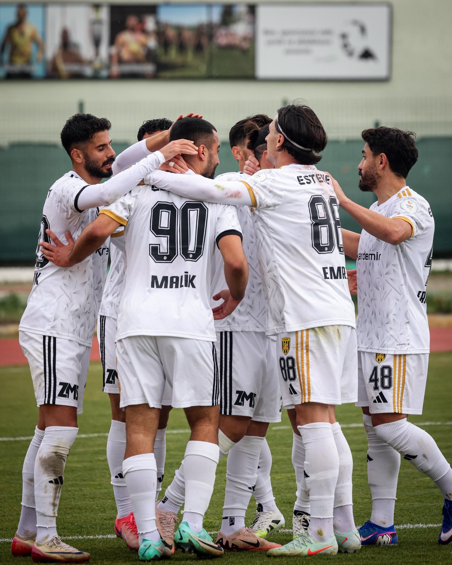 Aliağa FK yarışı bırakmadı