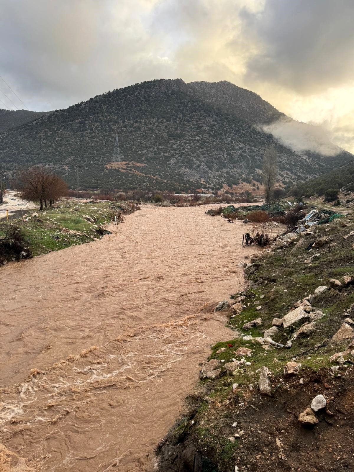 Antalya'da sağanak; dereler taştı, tarım alanlarını su altında kaldı