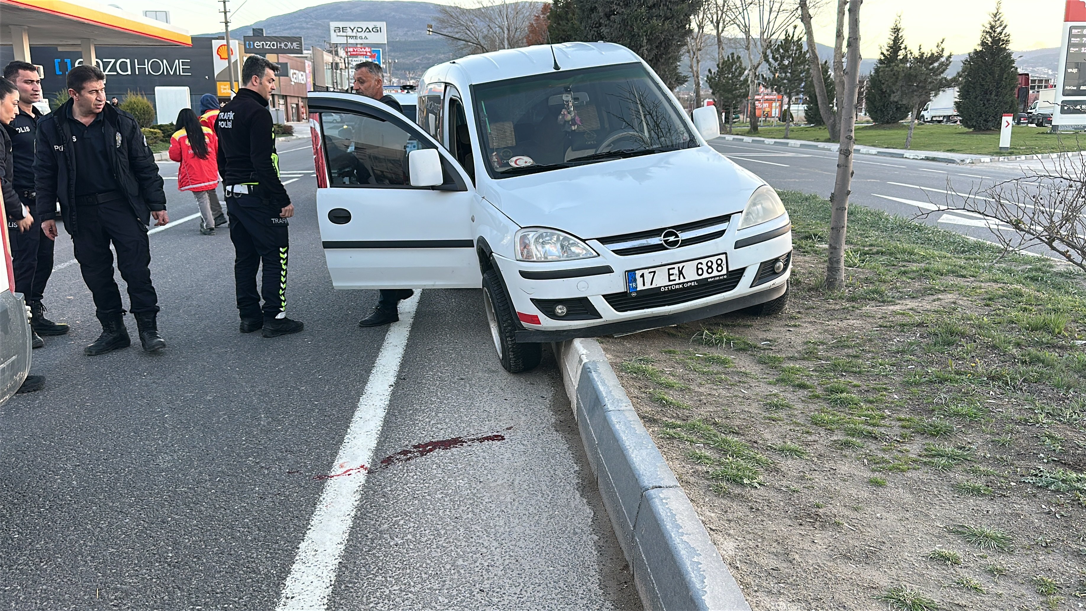 Aracı ile çarptığı yayanın başından ayrılmadı