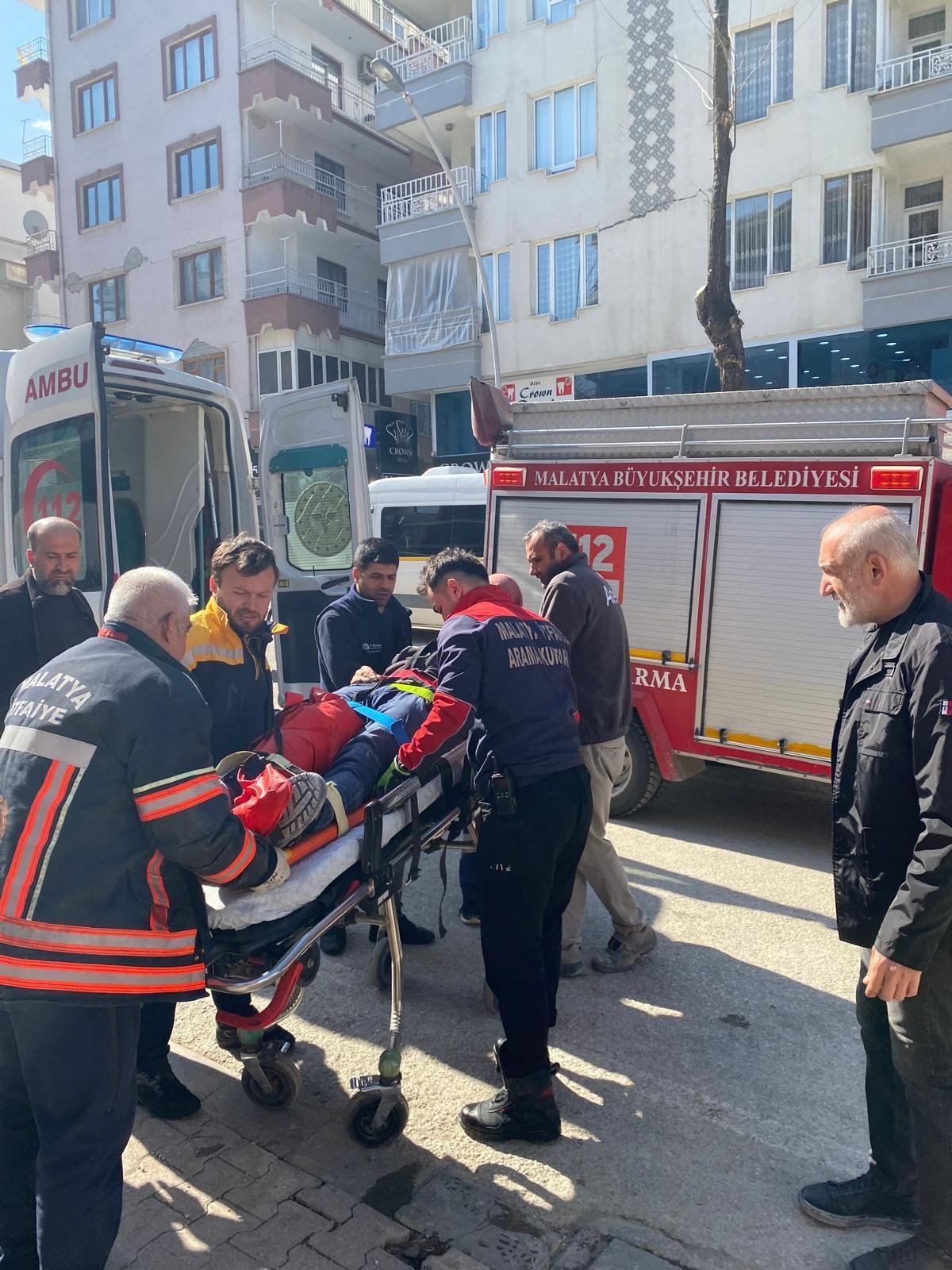 Asansör boşluğuna düşen işçi yaralandı