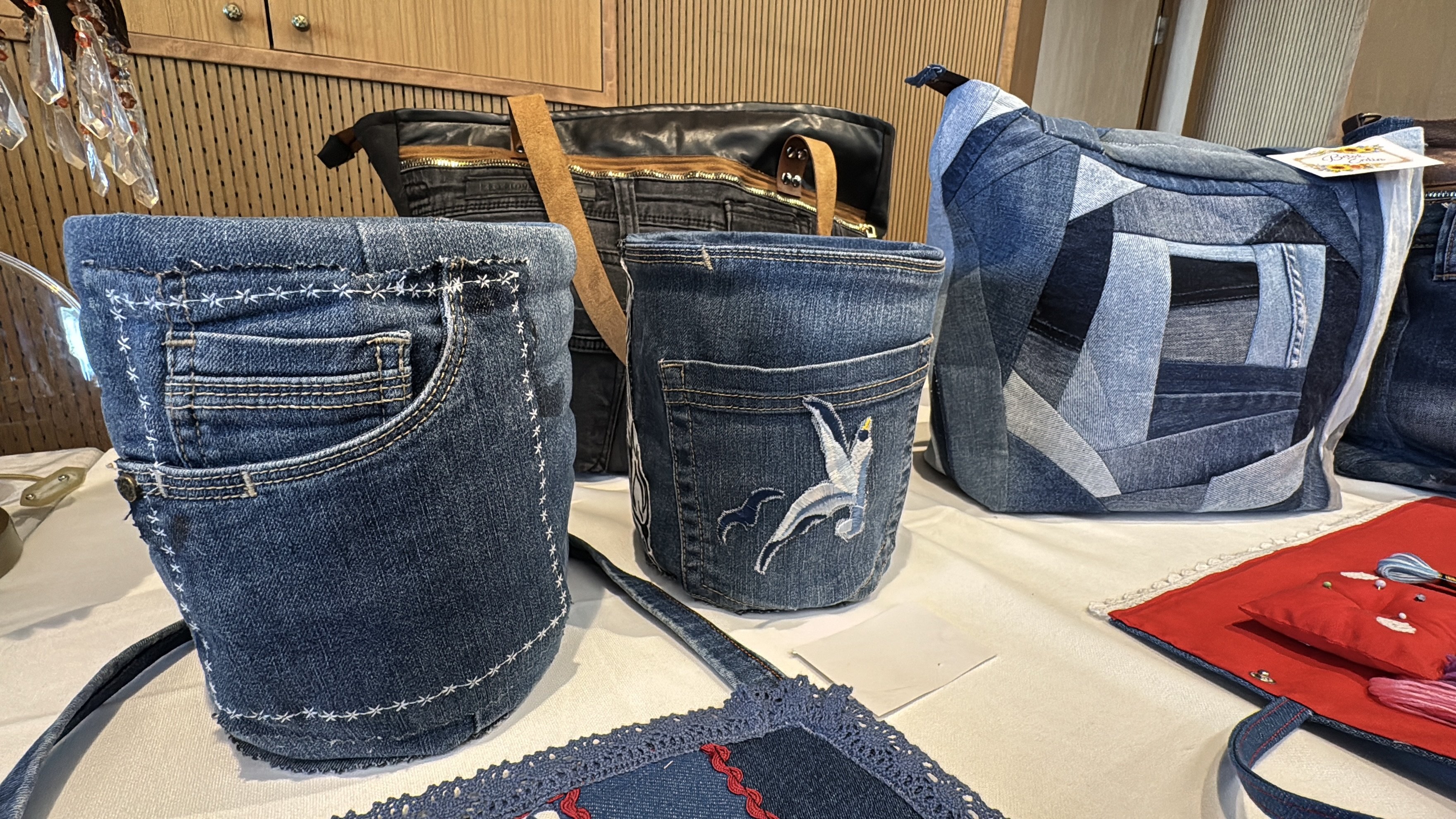 Atık kot pantolonlardan elbise, pazar arabası ve kadın çantaları üretti