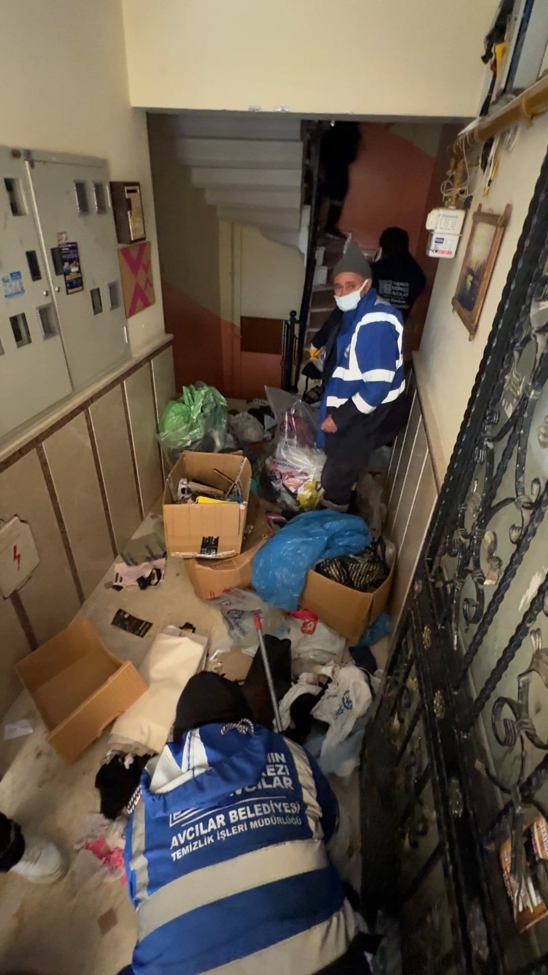 Avcılar'da bir binada iki çöp ev birden; 3 kamyon atık çıkarıldı
