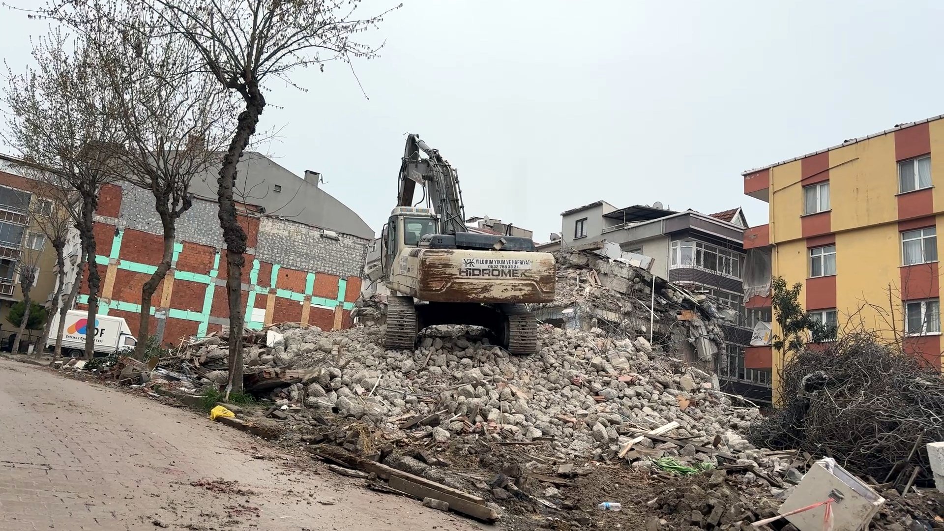 Avcılar'da kentsel dönüşüme giren bina tek darbeyle yıkıldı