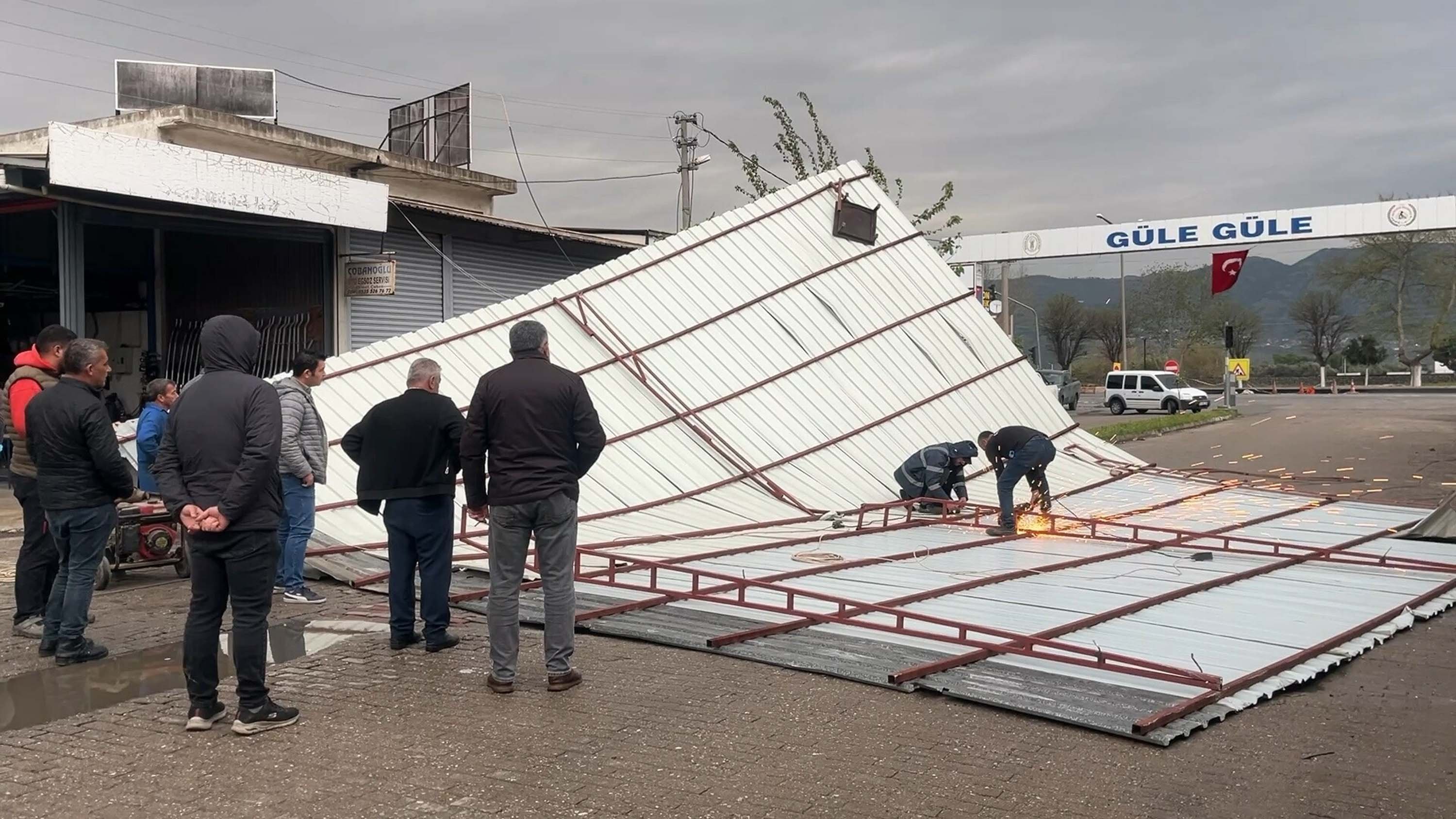 Aydın'da fırtına nedeniyle iş yerinin çatısı uçtu