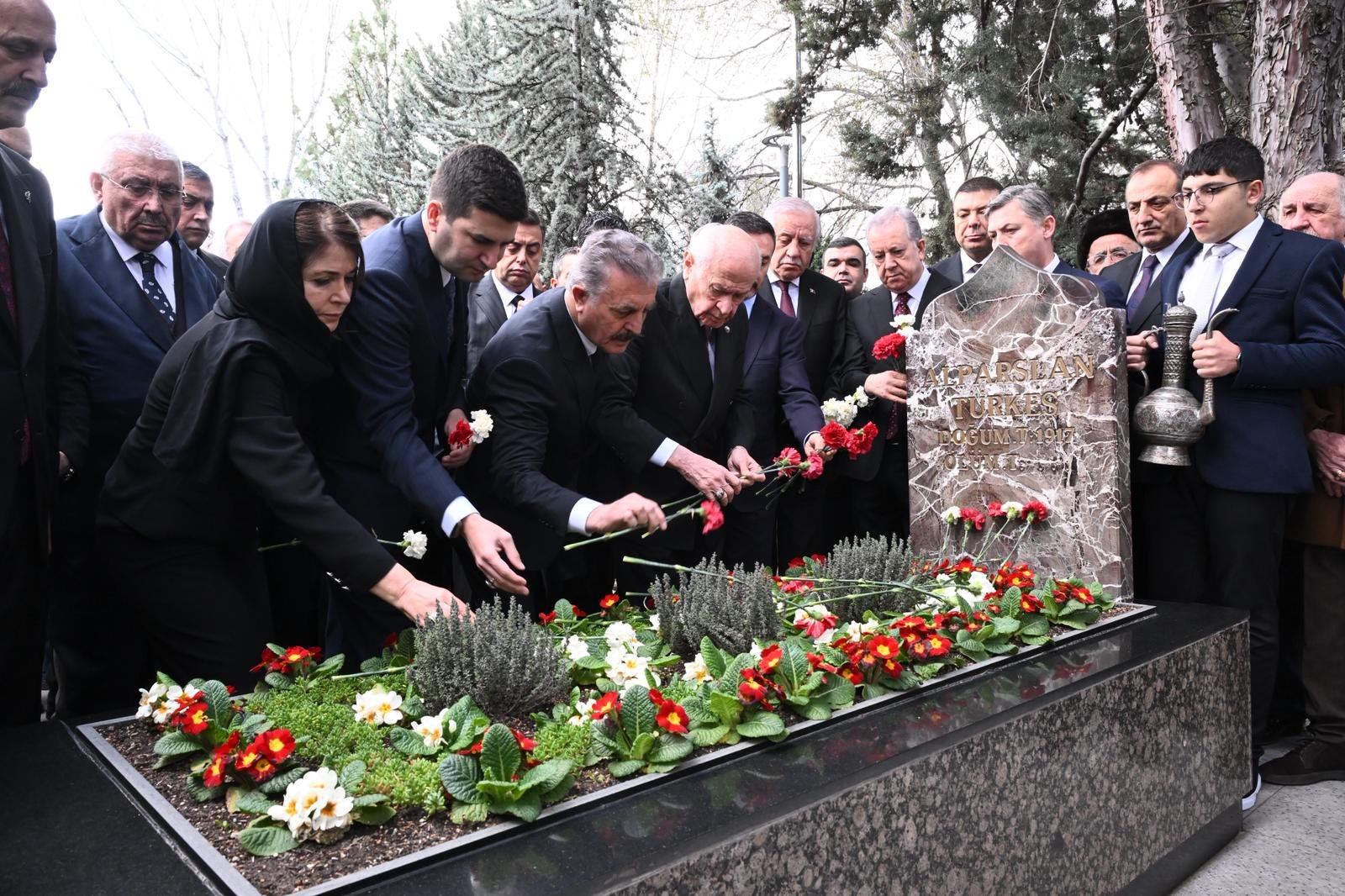 Bahçeli, Türkeş'in kabrini ziyaret etti/ Ek fotoğraflar