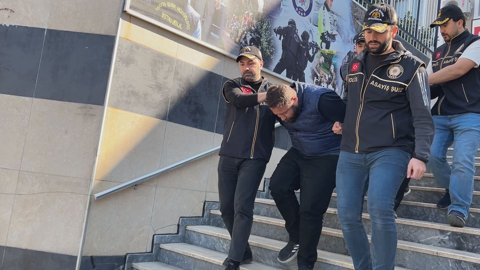 Bahçelievler'de 3 çocuk annesi otel odasında bıçaklanarak öldürüldü; 3 şüpheli adliyeye sevk edildi