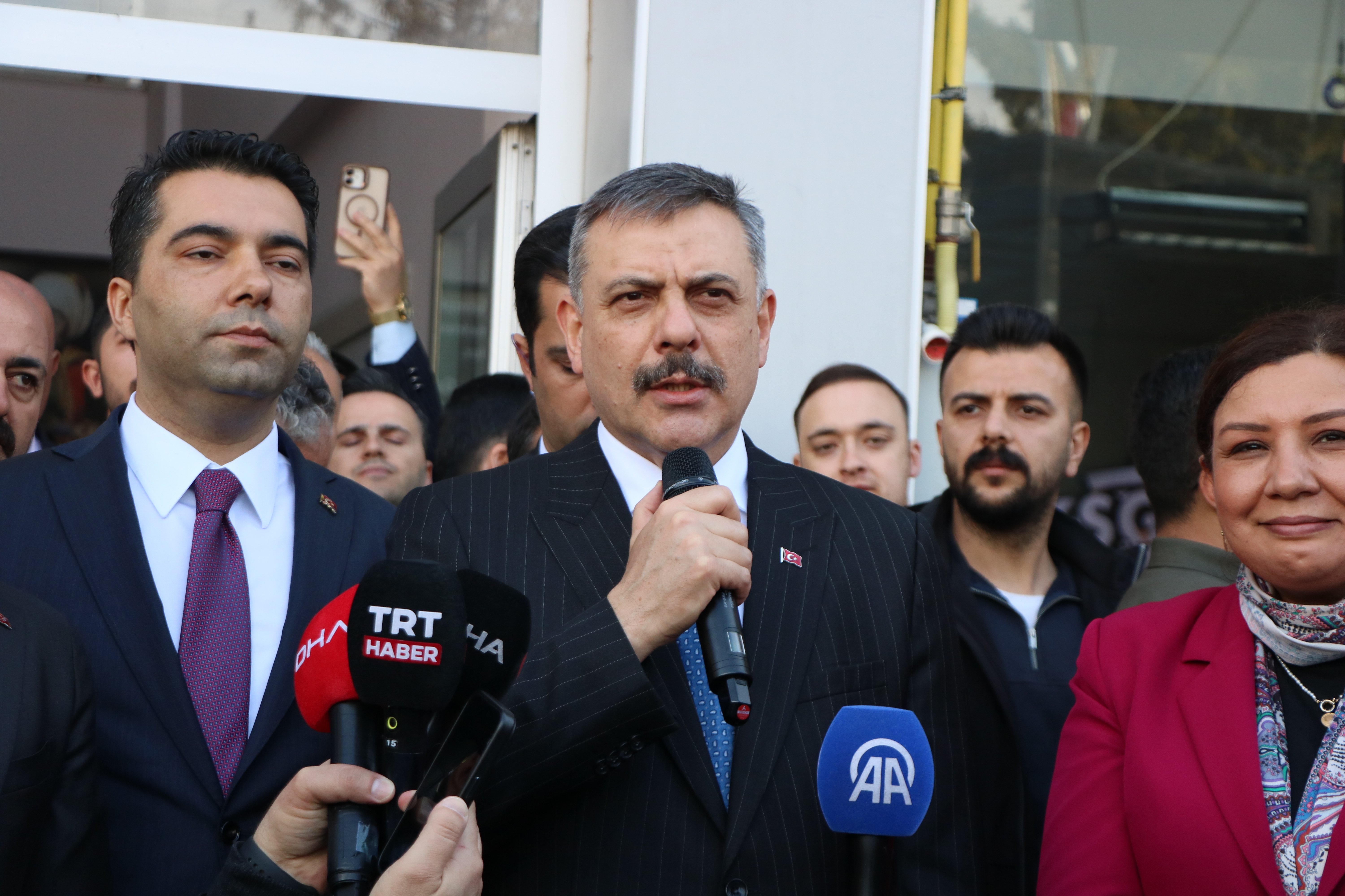 Bakan Çiftçi, Neşet Ertaş'ın kabrini ziyaret etti (2)