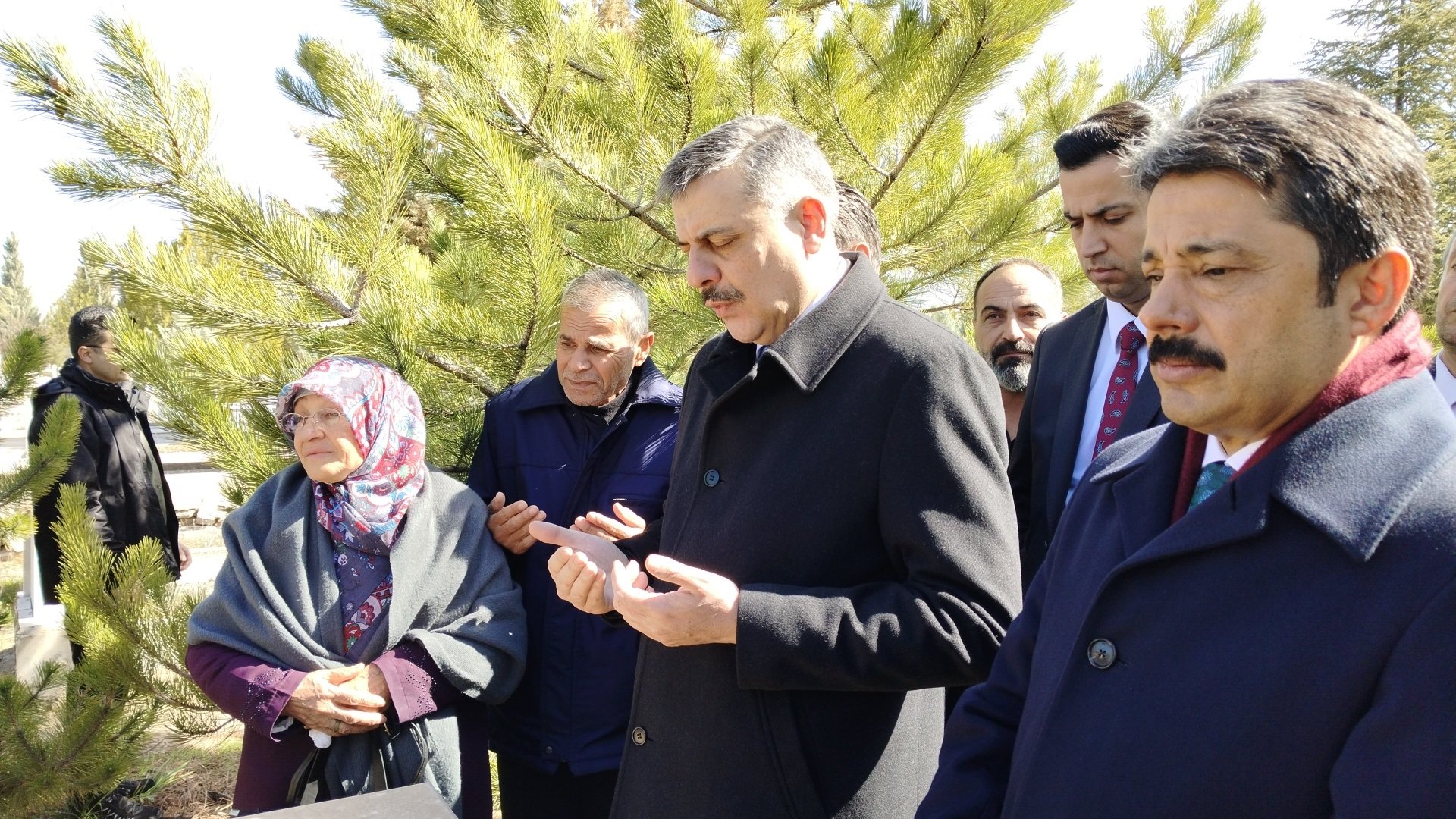 Bakan Çiftçi, Neşet Ertaş'ın kabrini ziyaret etti