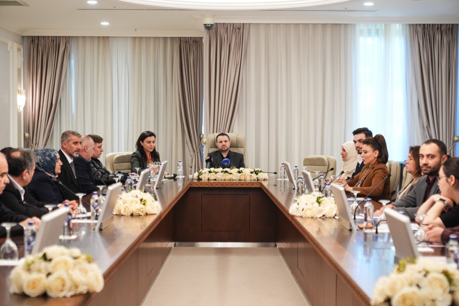 Bakan Gürlek, suça sürüklenen çocukların mağdur ettiği ailelerle bir araya geldi