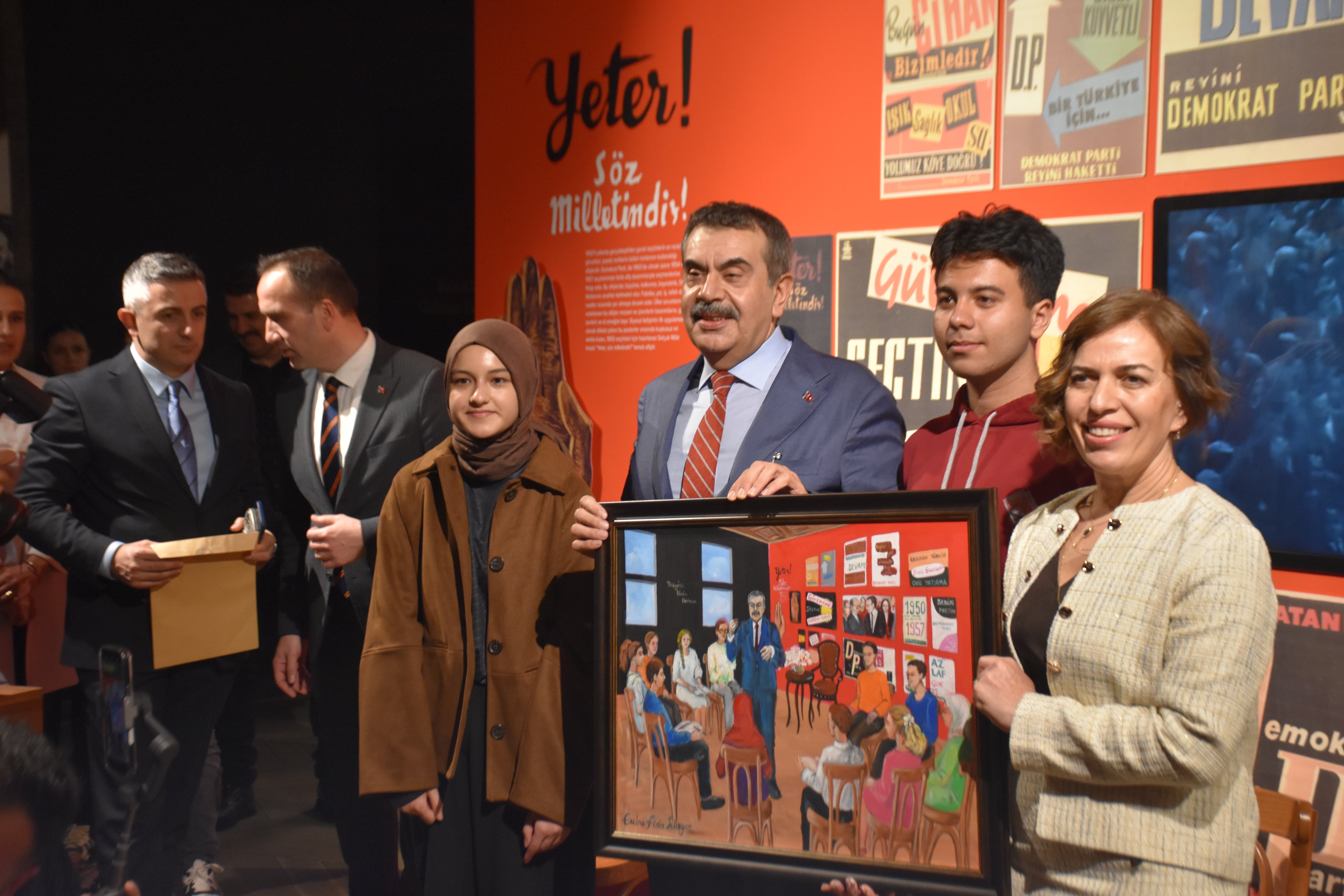 Bakan Tekin, Aydın'da lise öğrencilerine 'Demokrasi ve İnsan' dersi verdi